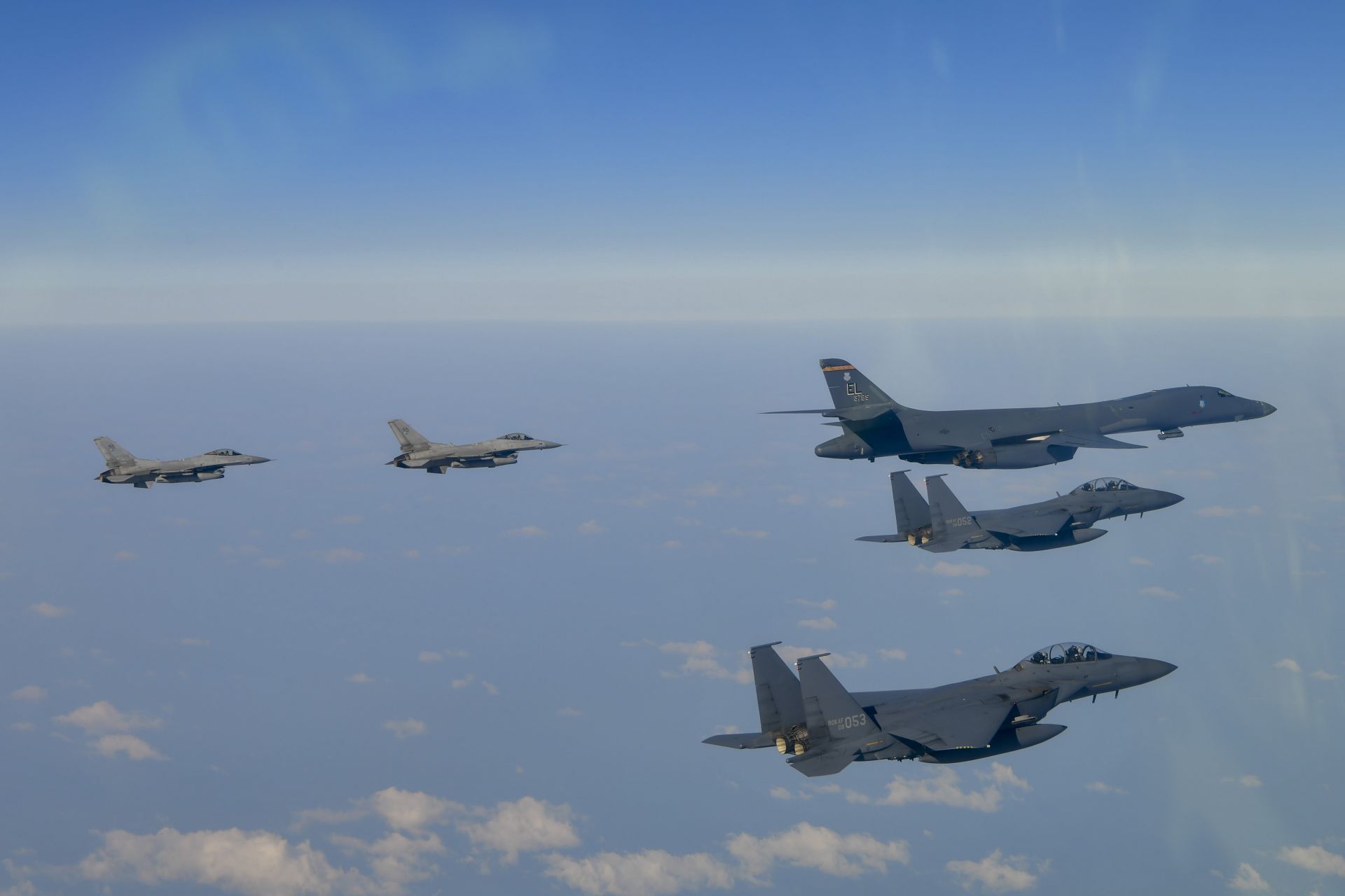 국방부가 20일 미국 B-1B 전략폭격기가 전개한 가운데 한·미 연합공중훈련을 실시했다고 밝혔다. 사진은 한·미 연합공중훈련 모습. 연합뉴스