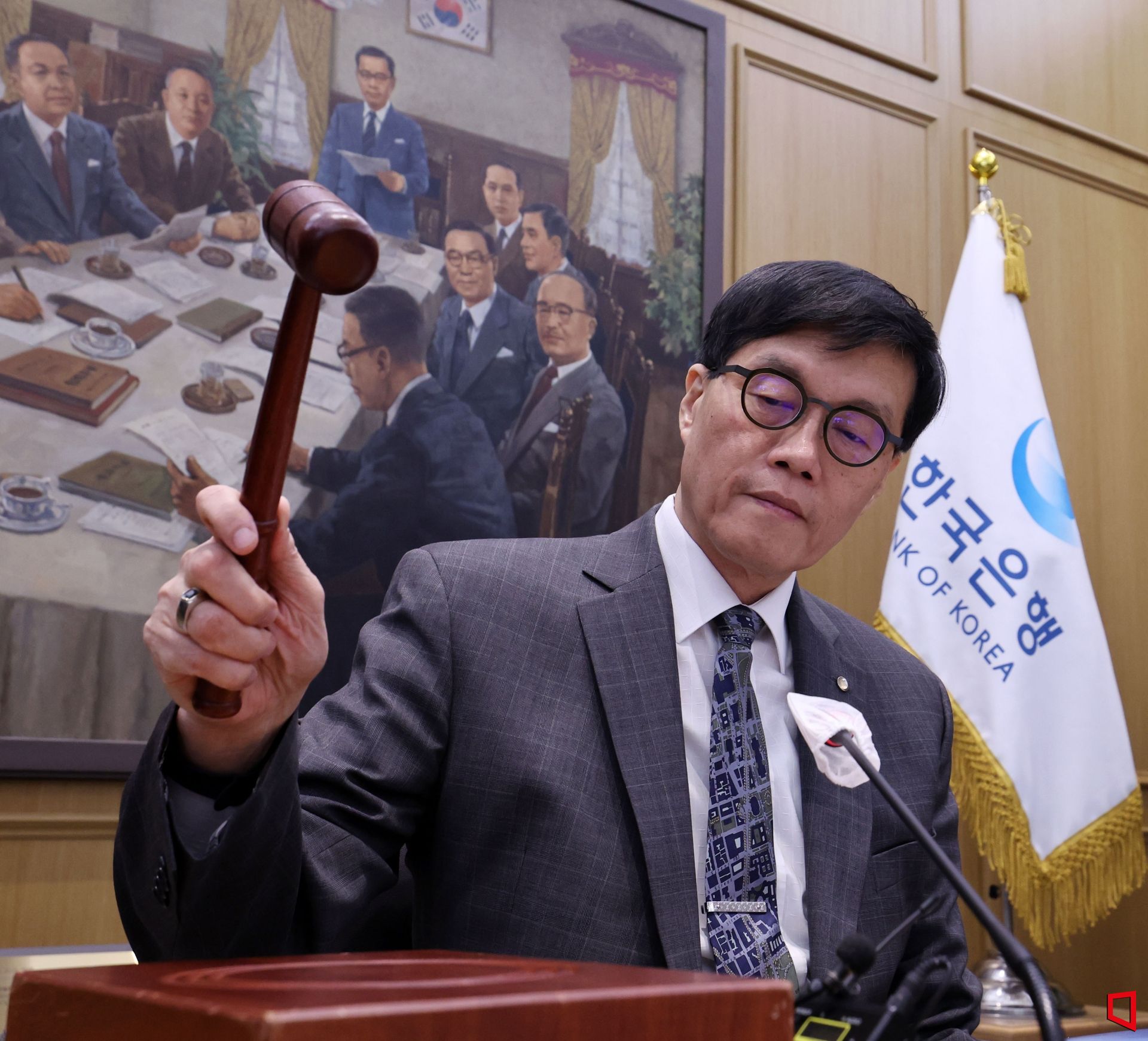 이창용 한국은행 총재가 지난 2월25일 서울 중구 한은 본관에서 열린 금융통화위원회 본회의에서 의사봉을 두드리고 있다. 사진공동취재단
