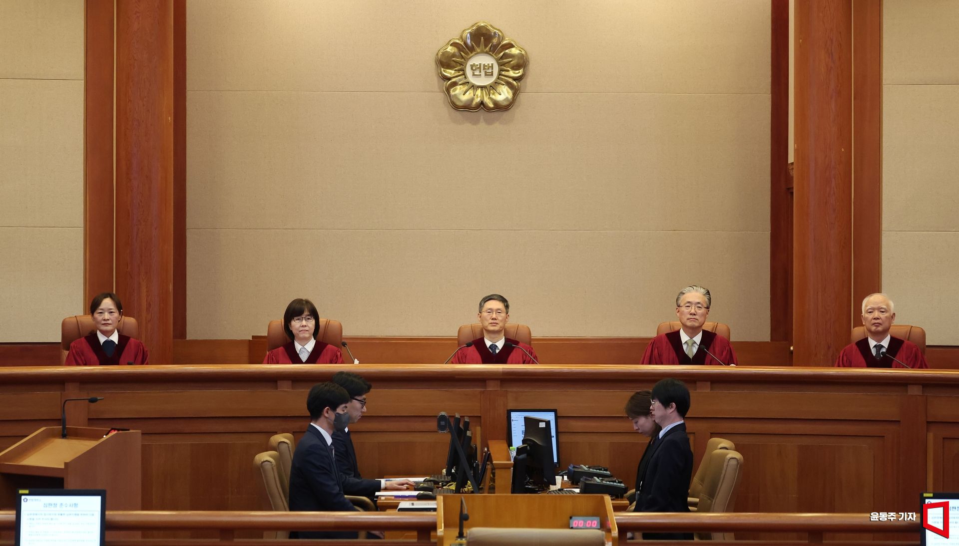 헌법재판소의 윤석열 대통령 탄핵심판 선고가 다음 주로 넘어갈 가능성이 높아졌다. 헌재는 20일 오전까지도 선고 기일을 지정하지 않았다. 통상 2~3일 전 공개해 온 전례로 미뤄 선고는 다음 주 이후가 될 것으로 보인다.