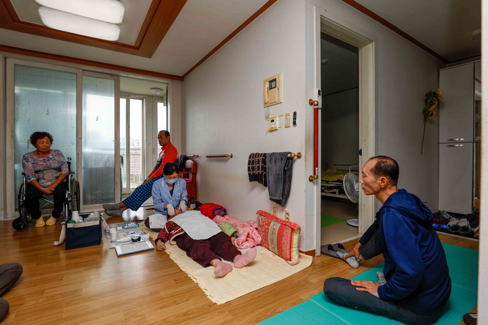 배영임(75) 할머니가 광주광역시 북구 자택에서 방문 구강 건강 관리를 받고 있다. 10년 전 뇌경색을 앓고 한쪽 몸이 마비가된 할머니는 여동생의 도움으로 동생들의 집 근처로 이사해 살고 있다.