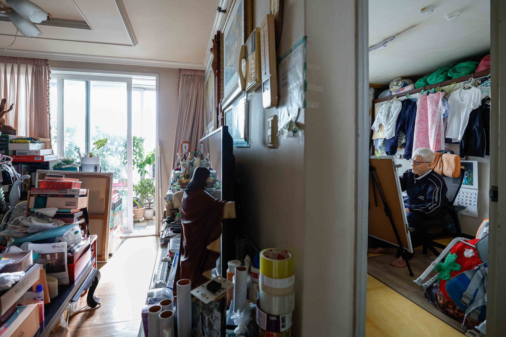 안영일(89) 할아버지가 광주광역시 북구 자택에서 그림을 그리고 있다. 할아버지와 평생을 함께했던 아내는 치매를 20년 동안 앓다가 3년 전 세상을 떠났다. 아내가 요양병원에 잠깐 입원했던 때를 제외하고 할아버지는 집에서 혼자 병간호를 했다. 현재 척추측만증으로 거동이 불편한 할아버지는 요양원에서 노후를 보내는 것 보다 집에서 여생을 보내기를 희망한다.