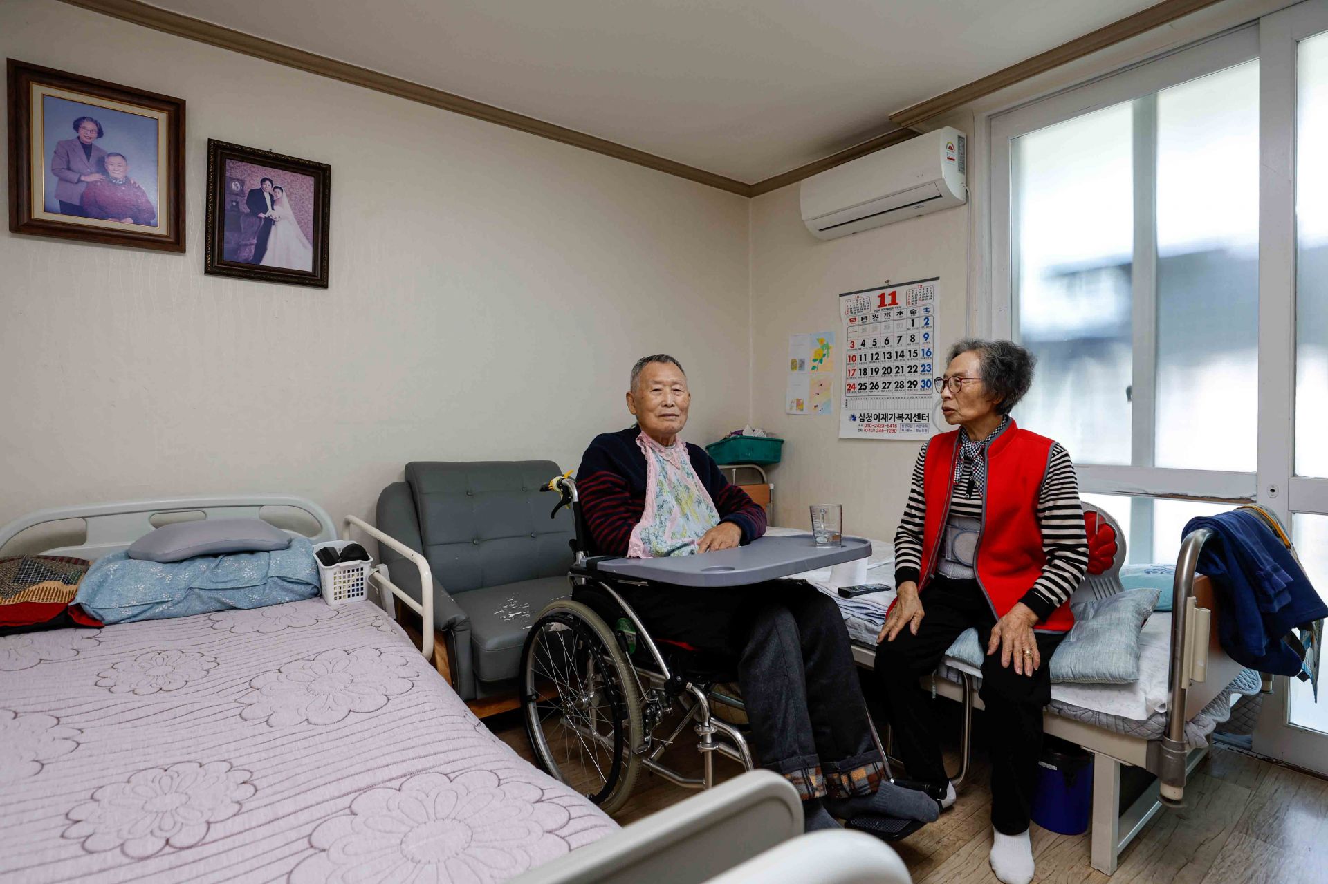 이소자(75) 할머니가 대전 대덕구 자택에서 남편을 돌보며 생활하고 있다. 할머니는 장기요양등급을 받았지만 요양시설에서 생활하고 싶지 않다.