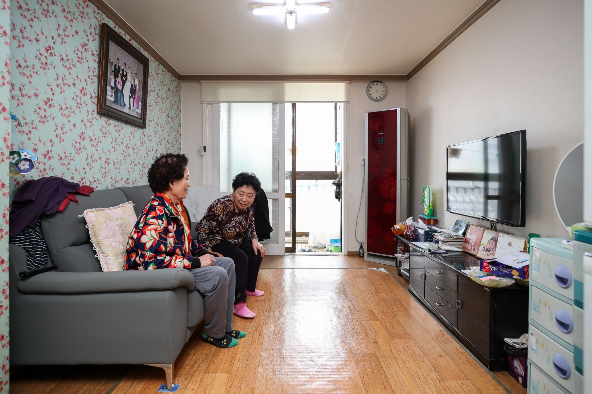 민순덕(76) 할머니와 황정규(76) 할머니가 서울 영등포구 남성아파트 경로당에서 함께 점심식사를 마친 뒤 황정규 할머니 자택으로 이동해 담소를 나누고 있다. 아파트를 분양 받아 41년 째 거주중인 할머니는 경로당에서 동네 친구들과 함께 구청에 제공하는 식재료로 주5일 점심을 만들어 먹고 차를 마시며 외롭지 않은 노년 생활을 보내고 있다.