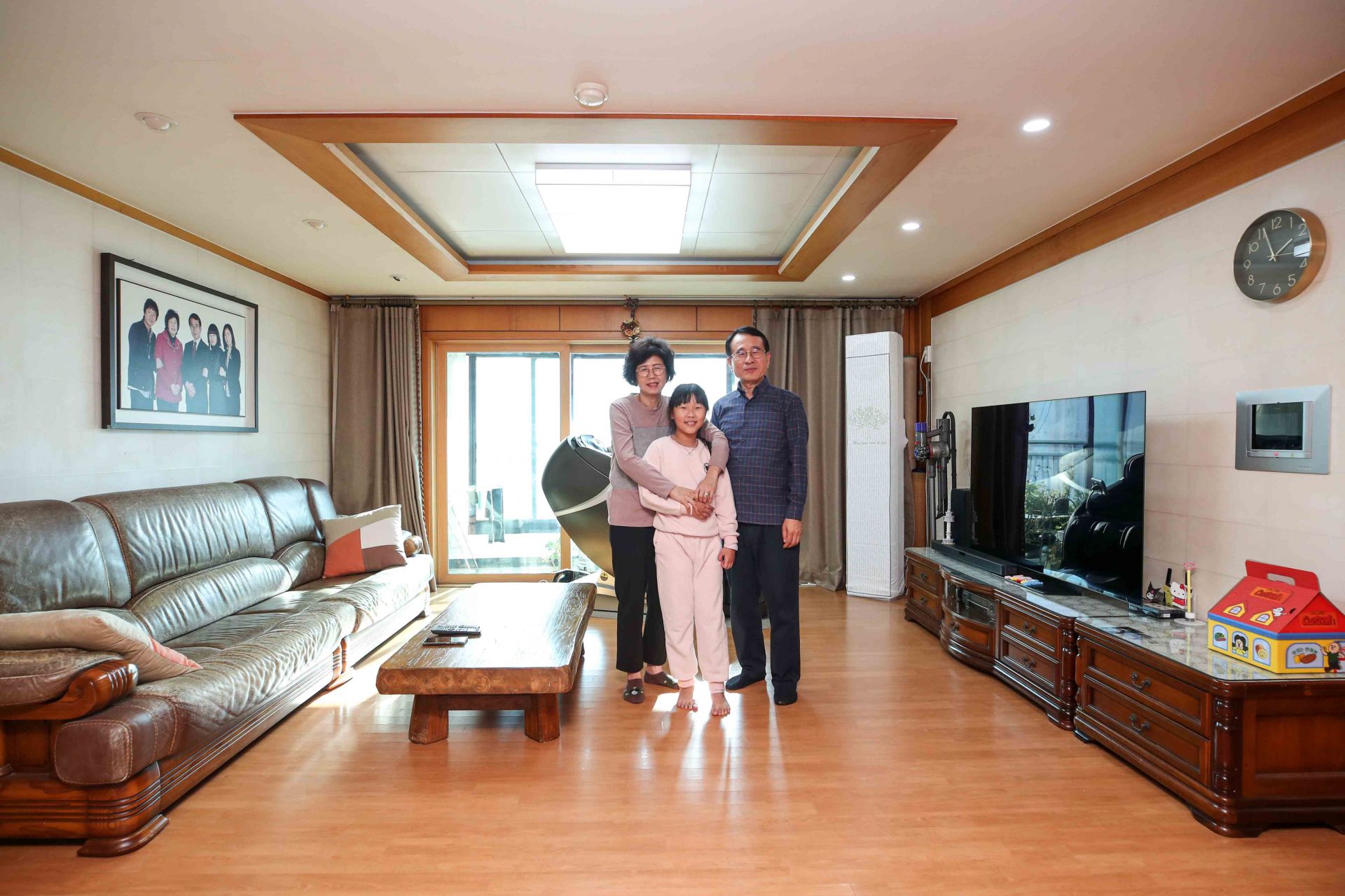 노영근(66) 할아버지와 주영례(65) 할머니가 서울 용산구 자택에서 카메라를 향해 포즈를 취하고 있다. 20년 전 43평 아파트로 이사 올 땐 자녀들이 성장할 때라 문제없었지만 출가하자 작은 집으로 옮겨 노후를 보내는 것에 대한 고민이 생겼다.