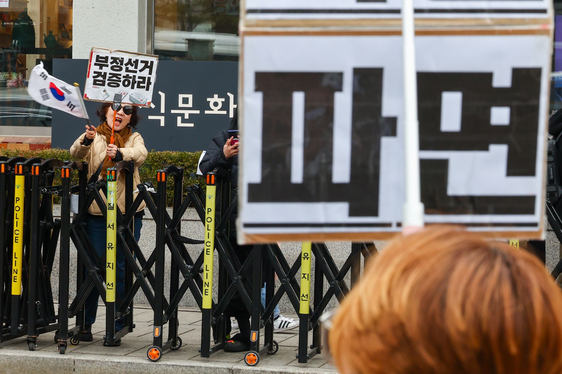 유튜버 등 외부인들이 대학교 집회에 참여하면서 양 진영 간 갈등도 심화했다. 지난달 28일 한국외대 집회에선 탄핵 찬성 집회에 참여한 남성 1명이 질서를 유지하던 경찰을 폭행해 체포됐다. 이어 지난달 26일 이화여대에선 재학생이 탄핵 반대 집회에 참여한 한 남성 유튜버에게 멱살을 잡히기도 했다.  개강 이후에는 교내 유동 인구가 더 많아질 예정인 만큼 각 대학들은 격해지는 집회 분위기에 골머리를 앓고 있다. 여태까지는 대학 내 집회 신청이 들어와도 안전사고 우려로 허가하지 않는 방향으로 관리해왔지만, 다른 대비책을 고심 중이다. 서울대는 집회 주최 측에 인원과 장소, 음향기기 사용 여부 등을 적은 사전 신고서를 제출하도록 하는 방안도 검토하고 있다.