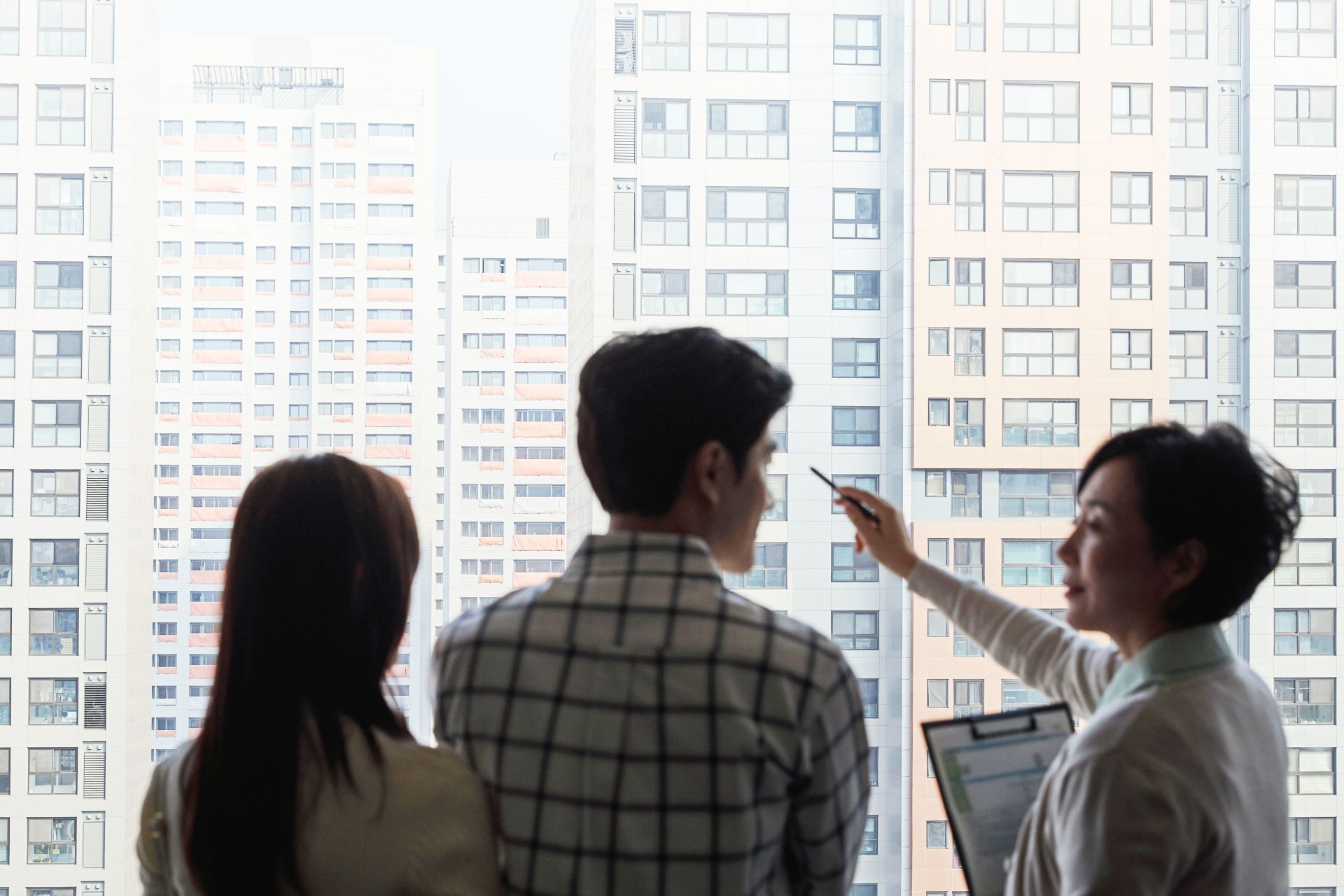 한국공인중개사협회 관계자는 "‘거래절벽’과 직거래 비중 증가로 중개사 시장이 상대적으로 위축됐다"고 분석했다. 다만 "직거래 중 상당수가 무등록이나 불법 중개사를 통한 거래가 이뤄지는 경우가 많아 관련 대응책을 마련하고 있다"고 설명했다. 사진=게티이미지뱅크