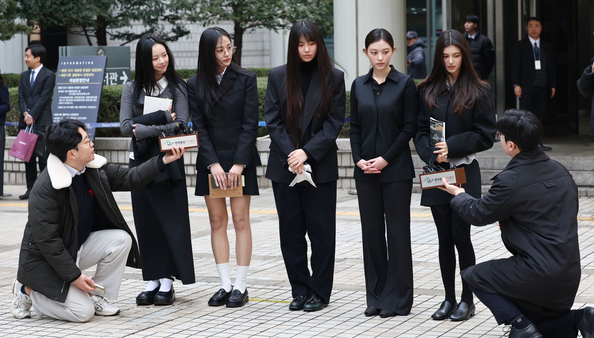 걸그룹 뉴진스(NJZ)가 7일 서울 서초구 서울중앙지방법원에서 열린 '기획사 지위보전 및 광고계약 체결 등 금지' 가처분 신청의 심문기일을 마친 뒤 법원 청사를 나서며 취재진 질문에 답하고 있다. 왼쪽부터 하니, 민지, 혜인, 해린, 다니엘. 연합뉴스