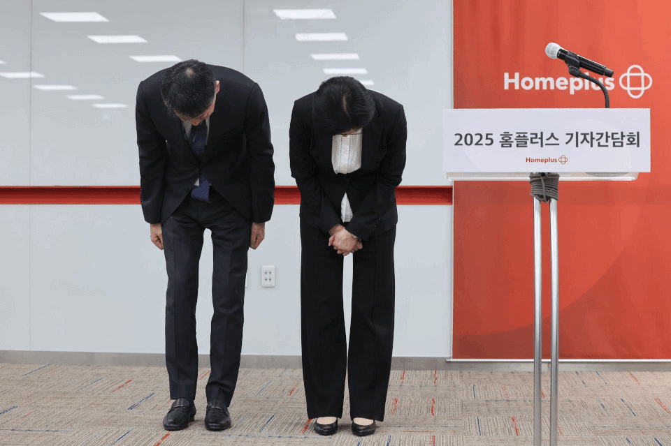 김광일, 조주연(오른쪽) 홈플러스 공동대표가 14일 서울 강서구 홈플러스 본사에서 열린 기업 회생절차(법정관리) 관련 기자간담회에서 허리숙여 인사하고 있다. 이날 홈플러스 유동화전단채 피해자 비대위 관계자들이 서울 강서구 홈플러스 본사 앞에서 피해자 상거래채권 분류 요구 기자회견을 하며 홈플러스를 규탄하는 피켓을 들고 있다. 연합뉴스