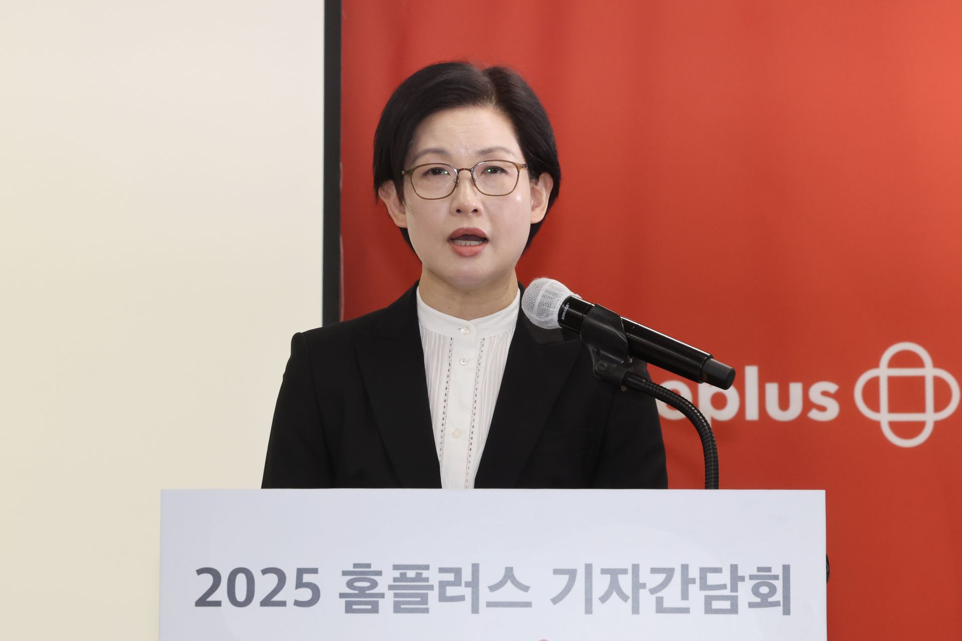 조 사장은 "법원에서 신속하게 회생절차 개시를 결정해 준 덕분에 현재 빠르게 정상화가 이뤄지고 있다"며 "전날까지 상거래채권 중 3400억원 상환을 마쳤고, 대기업과 브랜드 점주를 제외한 대부분의 영세업자 채권은 곧 지급 완료될 예정"이라고 설명했다.   조 사장은 또 "전날 기준 현금시재가 약 1600억원이고 영업을 통해 매일 현금이 유입되고 있다"며 "이 점을 고려했을 때 잔여 상거래채권 지급도 문제가 없다"고 단언했다. 그러면서 "협력사와 임대점주들에게 지불해야 하는 상거래채권은 순차적으로 지급하고 있다"며 "다소 시간이 걸리더라도 모두 지급할 것"이라고 재차 강조했다.