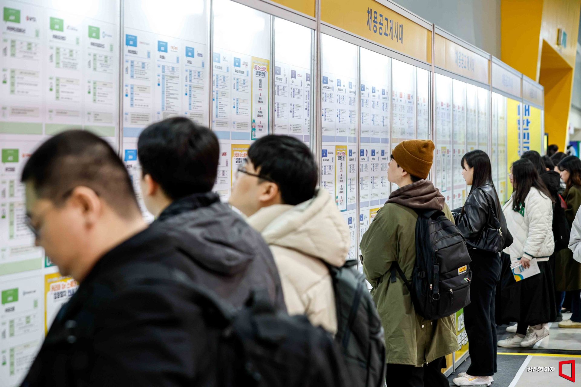 서울 서초구 aT센터에서 열린 '2025 대한민국 채용박람회'에 참가한 구직자들이 채용게시판을 보고 있는 모습으로 본문과는 무관.