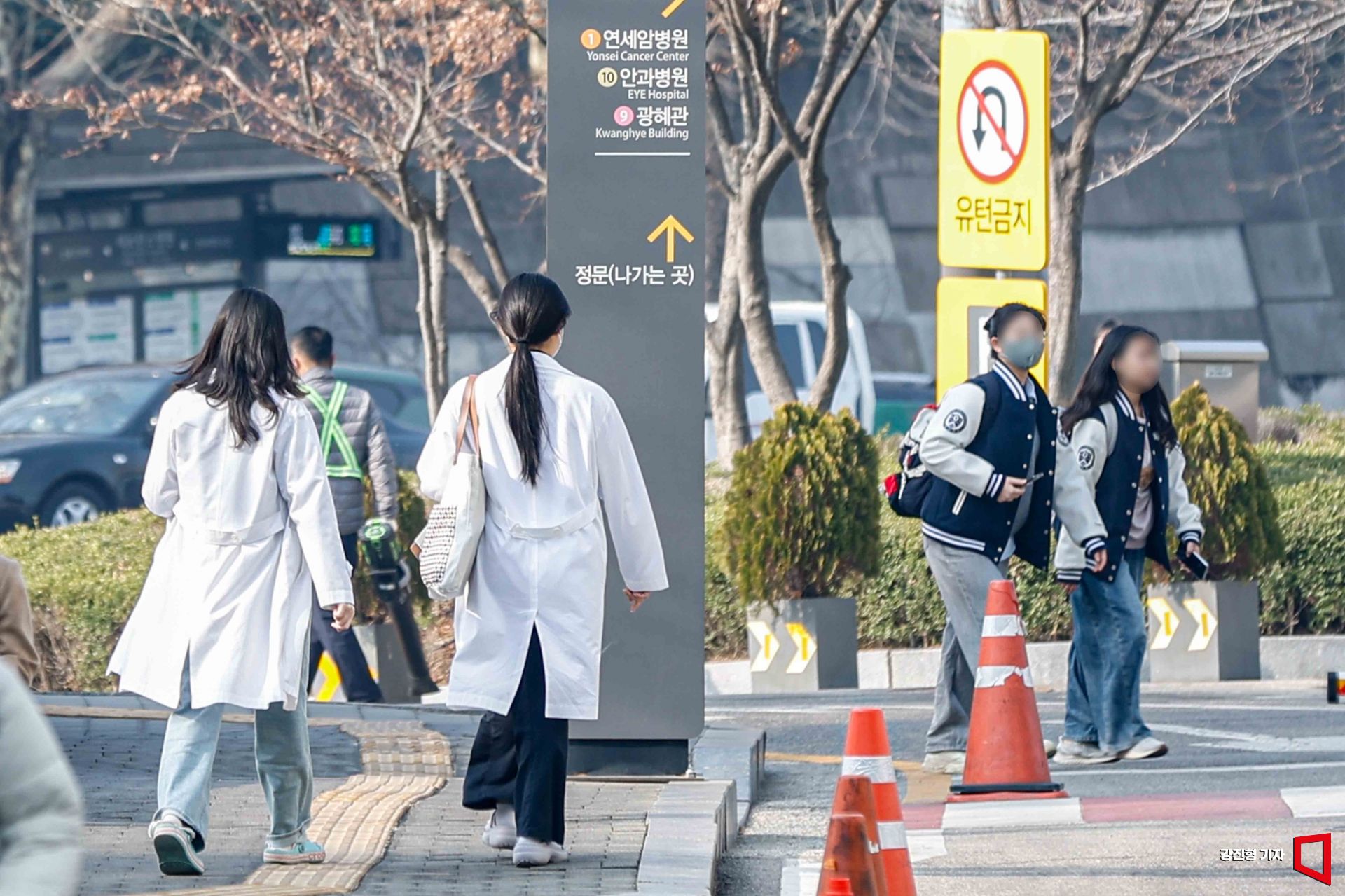 연세대·고려대·경북대 등 일부 의대가 복귀 '데드라인'으로 제시한 날이 다가온 지난달 21일 서울 서대문구 연세대학교 의과대학에서 학생들이 이동하고 있다. 강진형 기자