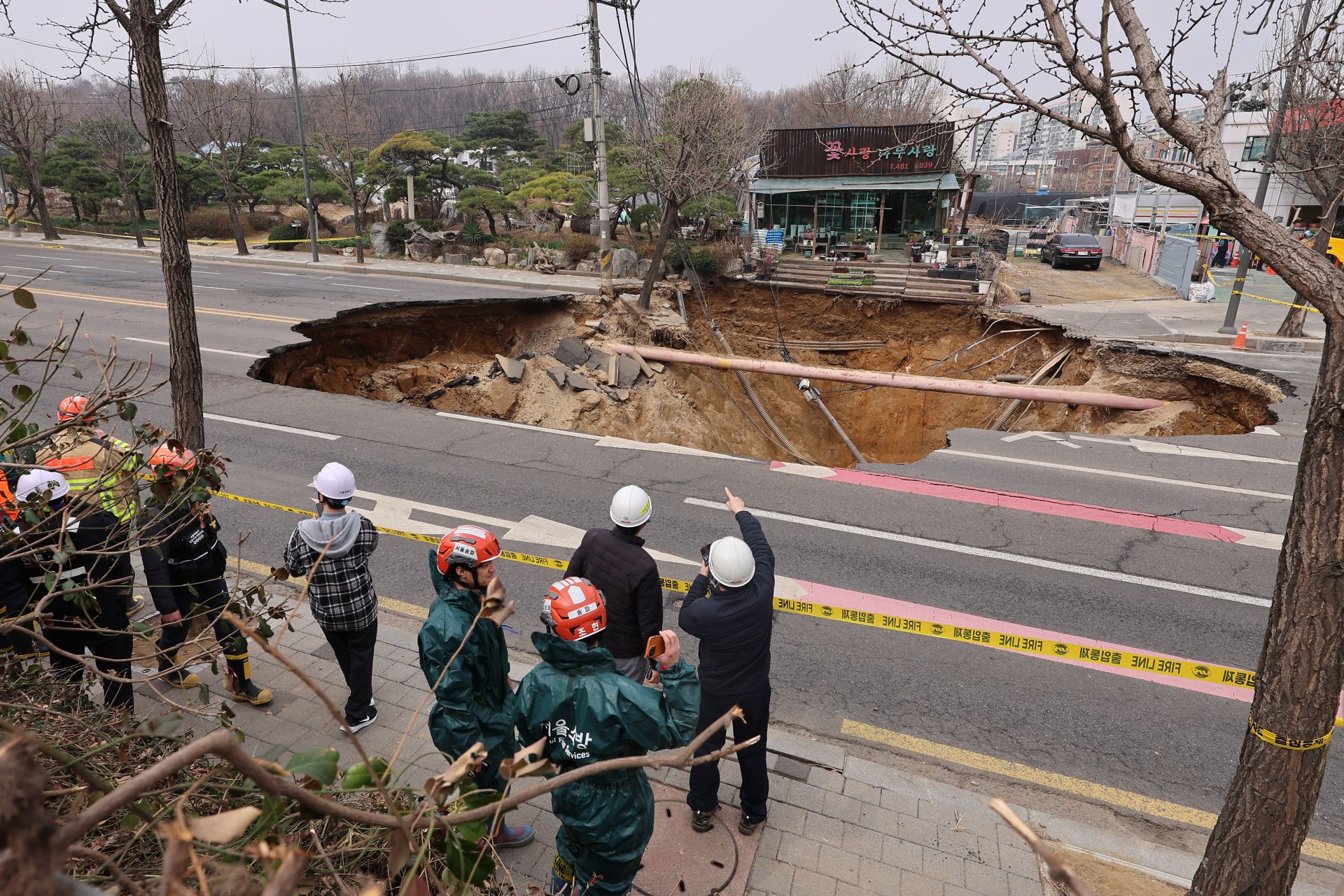 강동구 대명초등학교 도로에서 전날 발생한 대형 땅꺼짐 현장의 모습. 연합뉴스