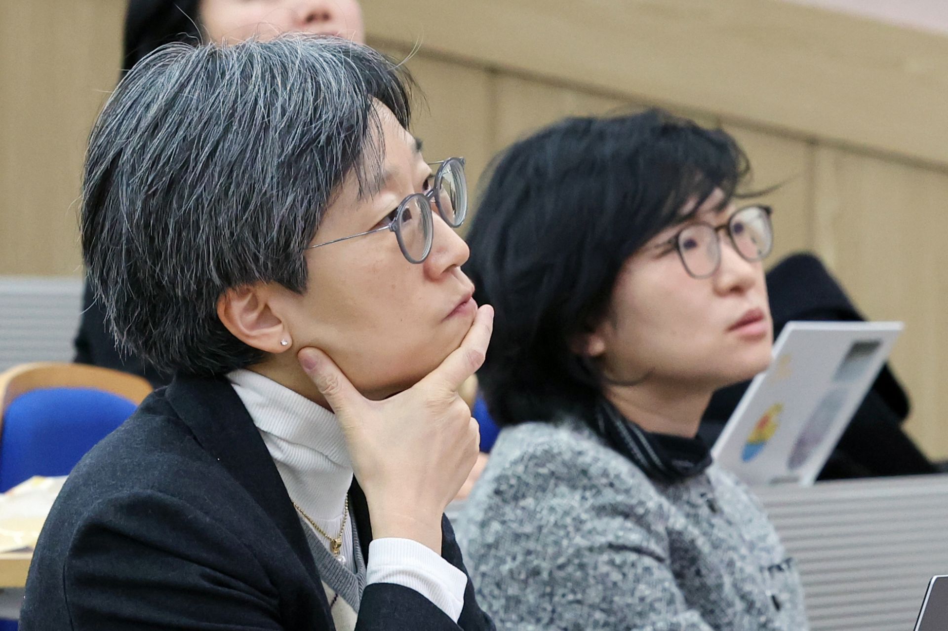 서울대 의대·서울대병원 강희경(왼쪽) 교수와 하은진 교수가 지난달 18일 서울 종로구 서울대학교 의과대학 융합관 양윤선홀에서 '더 나은 의료시스템을 함께 만들어가는 의료소비자·공급자 공동행동'이 연 '우리의 현주소: 의료시스템 수행지표의 팩트 검토' 토론회에 참석해 발제를 듣고 있다.