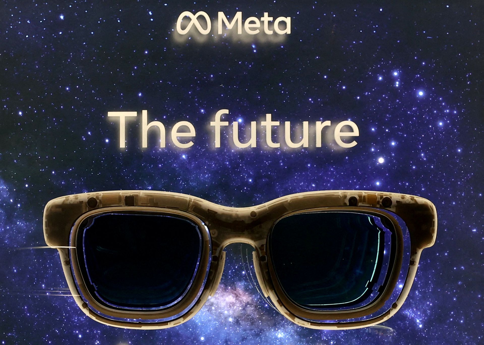 [사진] 2025년 1월 스위스 다보스에서 열린 제55차 세계경제포럼 연차총회 개막일에 메타의 AR안경 '오라이언(Orion)'이 광고되고 있다.