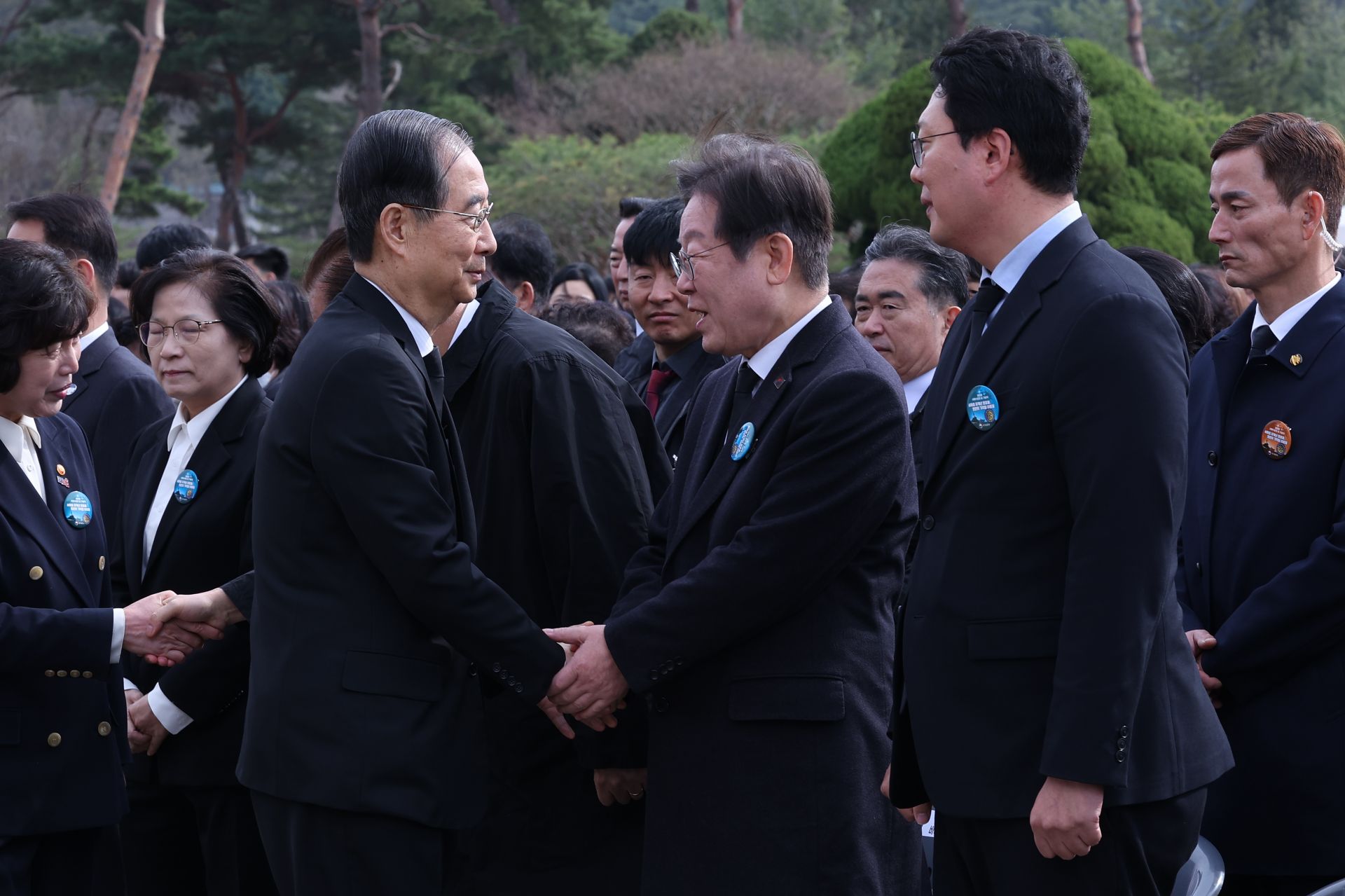 덕수 대통령 권한대행 국무총리가 지난달 28일 국립대전현충원에서 열린 서해 수호의 날 기념식에서 더불어민주당 이재명 대표와 인사하고 있다. 연합뉴스