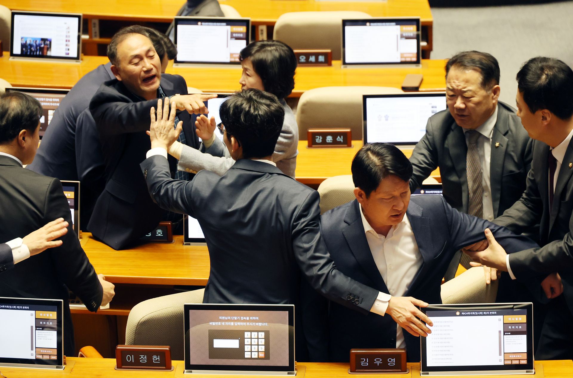 국민의힘이 느끼는 위기감은 지난 14일 이른바 '벤치 클리어링' 사태에서도 확인된다. 김병주 더불어민주당 의원이 정치·외교·통일·안보 분야 대정부질문에서 질의 말미에 "국민의힘은 내란동조정당으로서 해산해야 된다. 정식으로 사과하길 바란다"고 외치자, 여당 의원들은 반발을 넘어 충돌 직전까지 이어졌다. 통상 삿대질 등으로 항의하기도 했지만, 이날은 권영진 국민의힘 의원이 "내란공범이라니"라며 고함을 치며 민주당 의원들 의석으로 다가섰고, 이에 국민의힘 의원들은 충돌을 막기 위해 권 의원을 제지하는 일이 벌어지기도 했다.