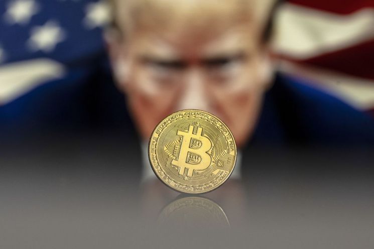도널드 트럼프 미국 대통령이 자신의 '밈코인'인 $TRUMP를 가장 많이 보유한 상위 220인과 저녁식사를 할 예정이라고 밝힌 후 $TRUMP의 가치가 60% 폭등했다. EPA연합뉴스