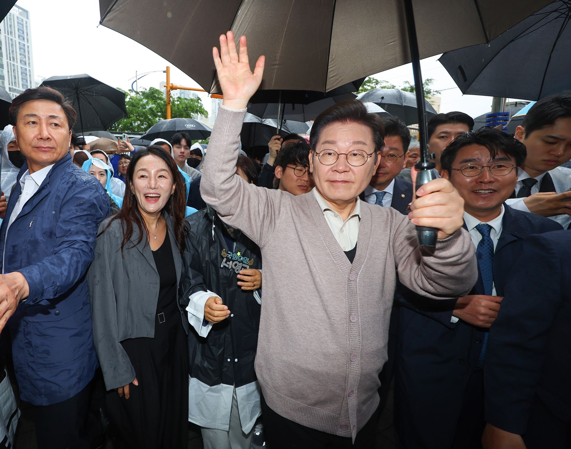 경주 골목골목 경청투어 나선 이재명 후보. 연합뉴스