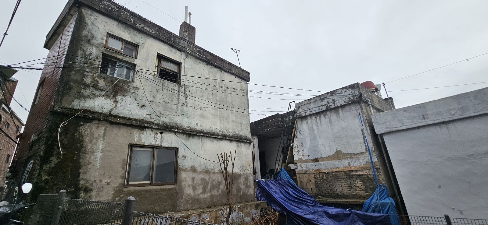 실제 이곳 빈집들은 철근과 콘크리트가 노출된 상태로 방치돼 있었다.