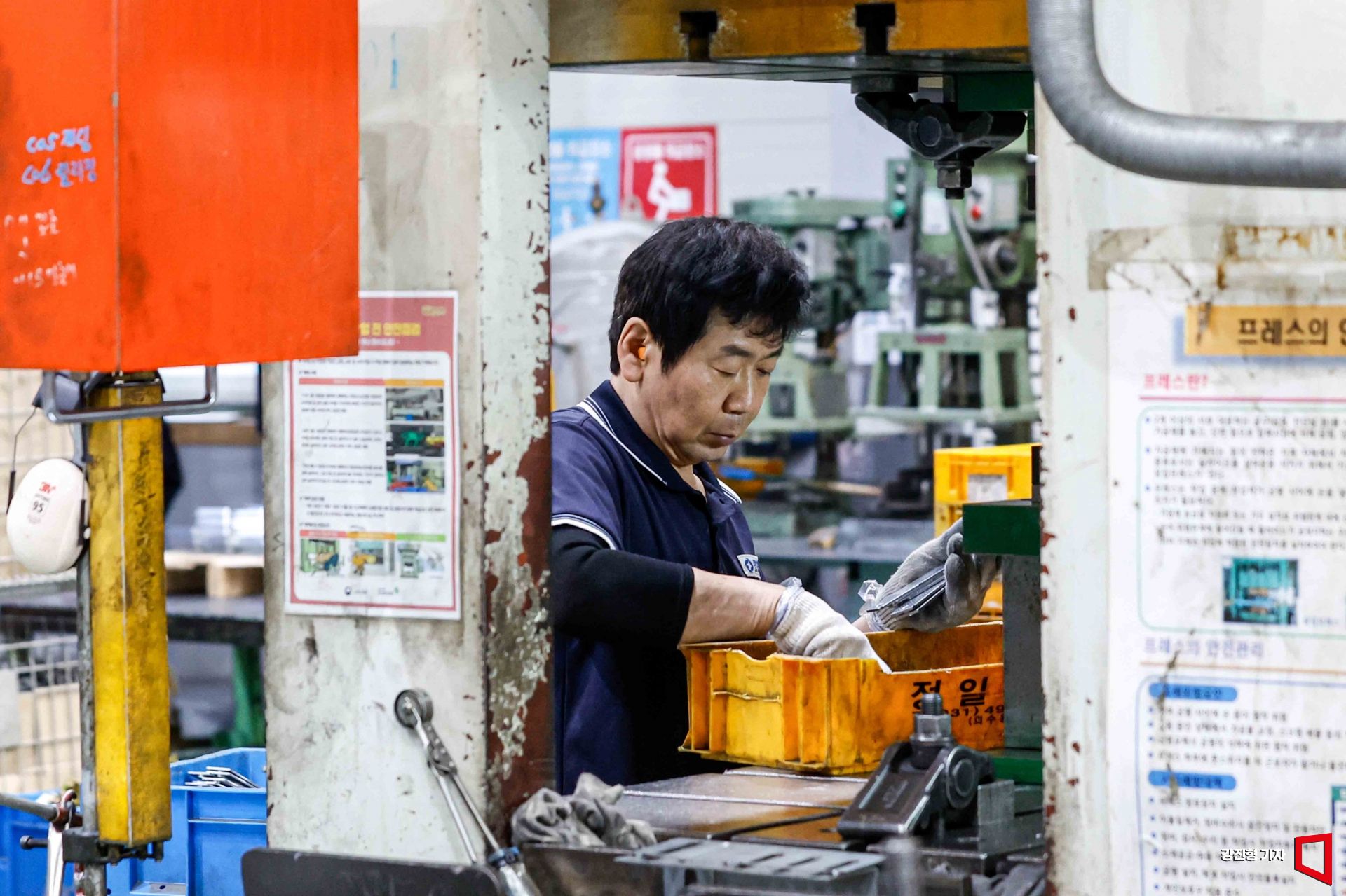 신송남(61세) 씨가 지난 12일 경기 시흥시 시화공단에 자리한 정일산업 생산공장에서 작업중인 모습. 강진형 기자