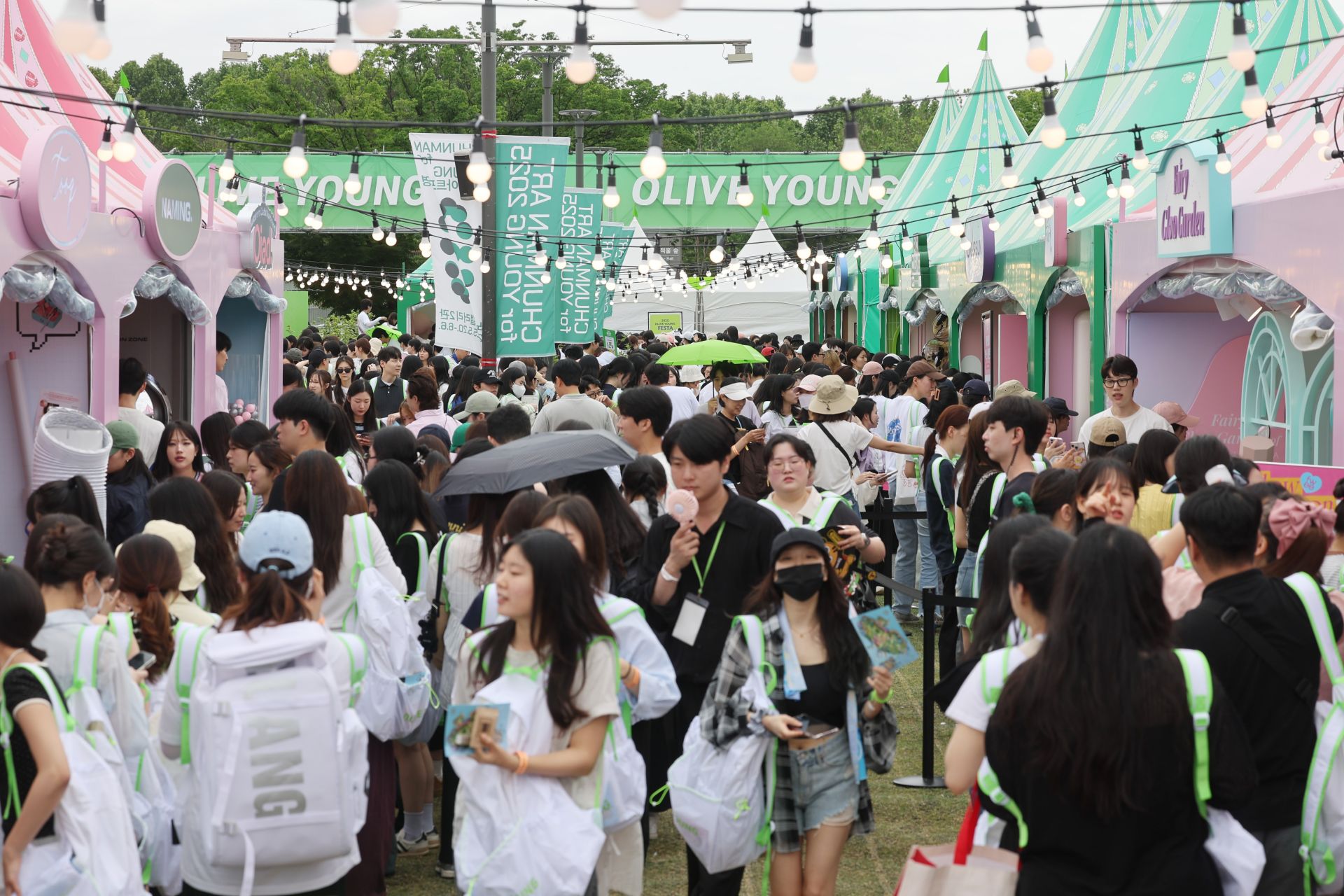 22일 서울 용산구 노들섬에서 열린 체험형 뷰티&헬스(Beauty&Health) 축제 '2025 올리브영 페스타'가 참관객들로 북적이고 있다. 연합뉴스