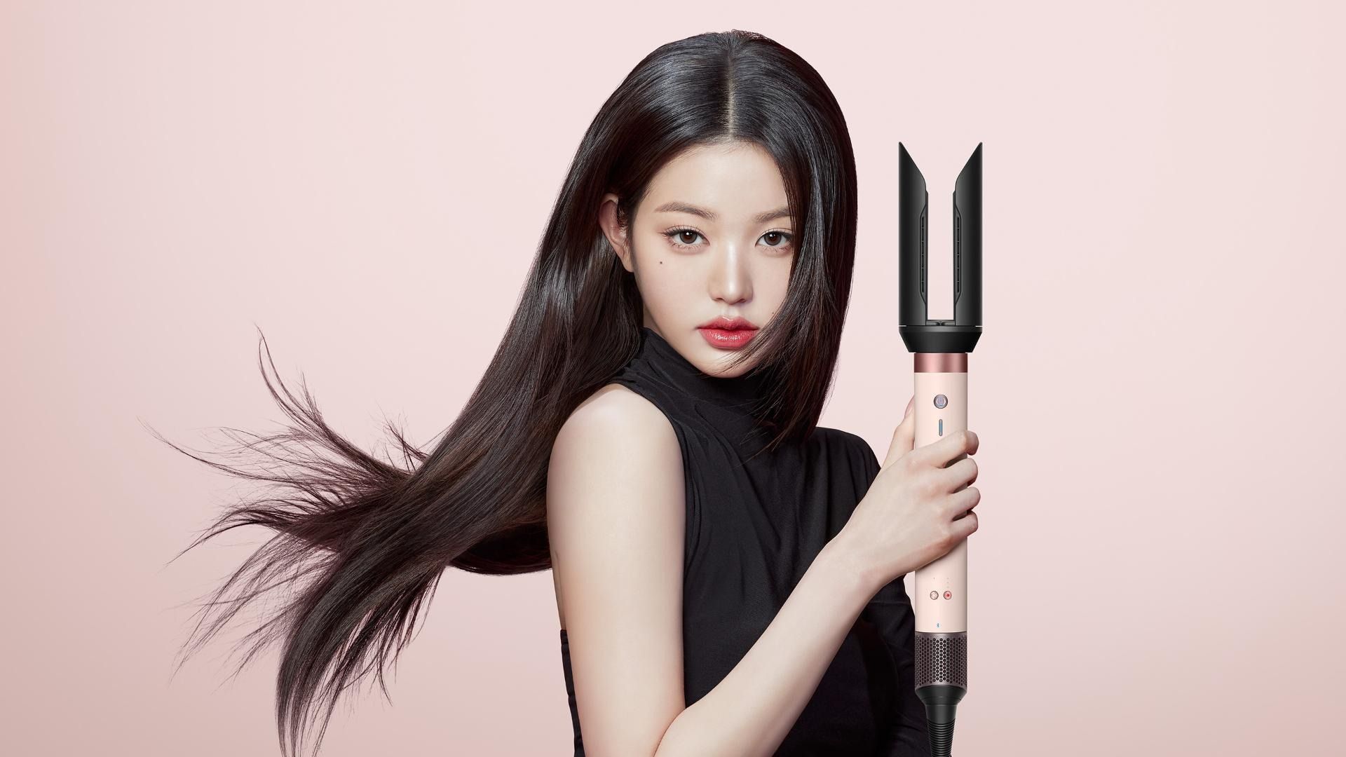다이슨코리아 헤어 디바이스 앰배서더 장원영씨가 신제품 '에어랩 코안다 2X 멀티 스타일러 앤 드라이어를 들고 있다. 다이슨코리아 제공
