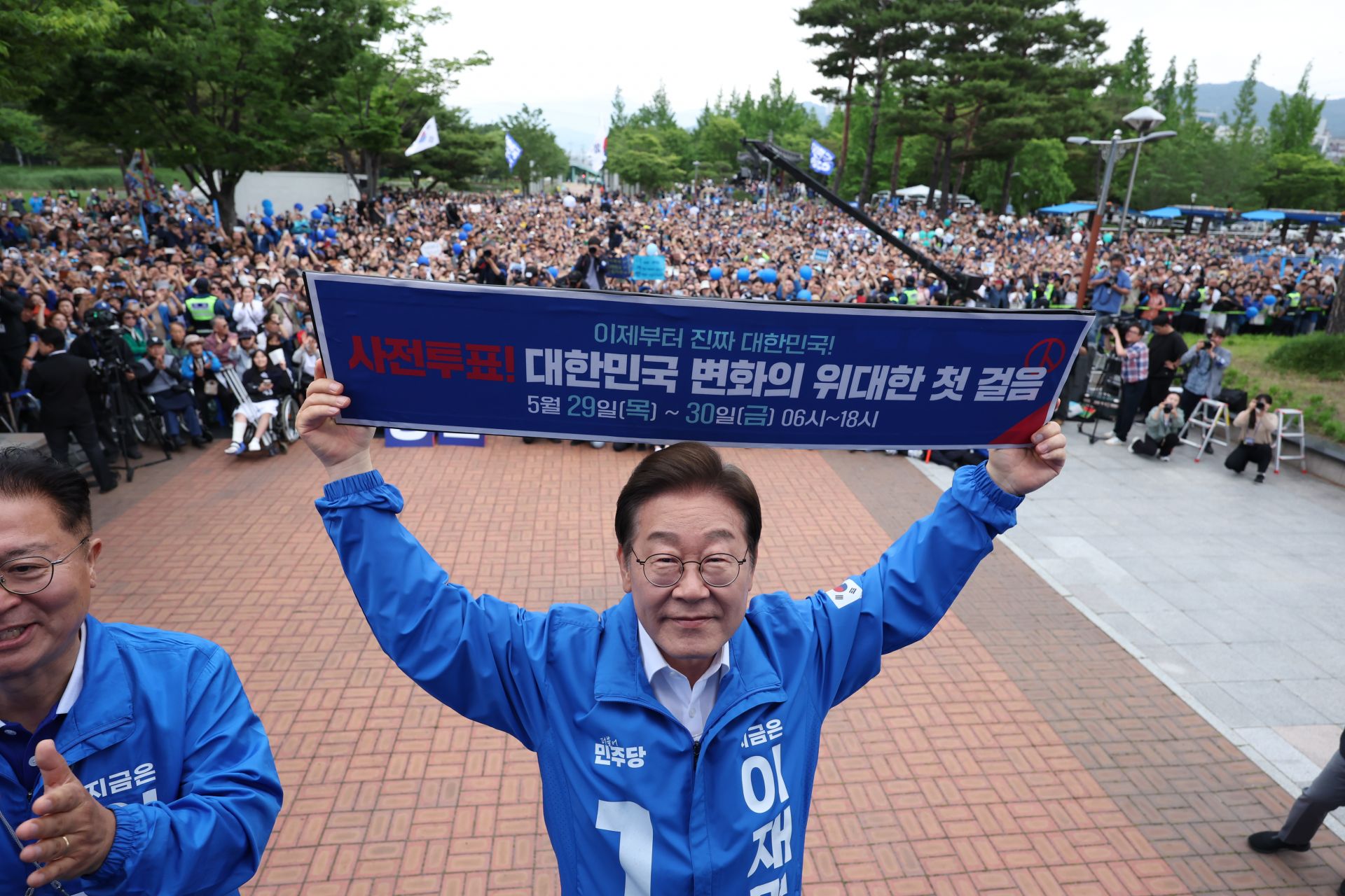 이재명 후보는 '사회 갈등 극복과 통합 방안'으로 이념·진영 구분 없이 힘을 합쳐야 한다는 메시지를 낼 것으로 보인다. 유세 현장에서 연일 통합을 강조하면서 "먹고살기도 힘들고 미래도 불확실한데 대체 왜 이렇게 갈라져 싸우는 것인가. 정치인들이 문제 아닌가. 국민을 대리하는 머슴들이 빨간색이냐 파란색이냐, A 지역이냐 B 지역이냐를 나눠 싸울 필요가 있나"고 밝힌 바 있다.