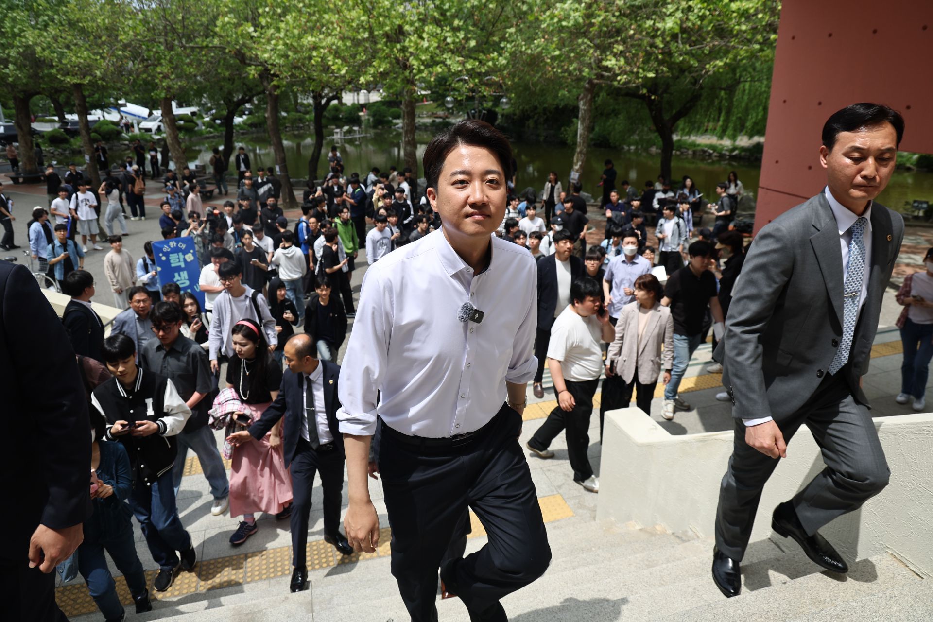 개혁신당 관계자는 통화에서 "이재명 후보가 '정치적 갈라치기를 한다' '사회 갈등을 일으킨다' 등으로 공격하는 전략을 들고 나올 것으로 예상된다"며 맞불 작전을 예고했다. 정치적 분열에 대해 언급할 경우 '진짜 갈라치기한 사람이 누구냐'를 따져보자는 게 개혁신당 전략이다. 초고령 사회를 대비한 연금·의료 개혁, 기후 위기 대응 방안, 저출생 문제 등 사회 주요 이슈와 관련한 후보 간 공약 검증도 준비하고 있다. 1차 토론에 이어 이재명 후보가 주장한 이른바 '호텔경제론'이 허구임을 지적하며 논쟁을 이어갈 것이라는 관측도 있다. 이준석 후보는 지난 1차 토론에서 "돈이 사라지지 않는 무한동력이냐"며 비판했다. 이재명 후보 역시 이번 주 현장 유세에서 자신의 호텔경제론의 당위성을 주장하며 맞불을 놨다.