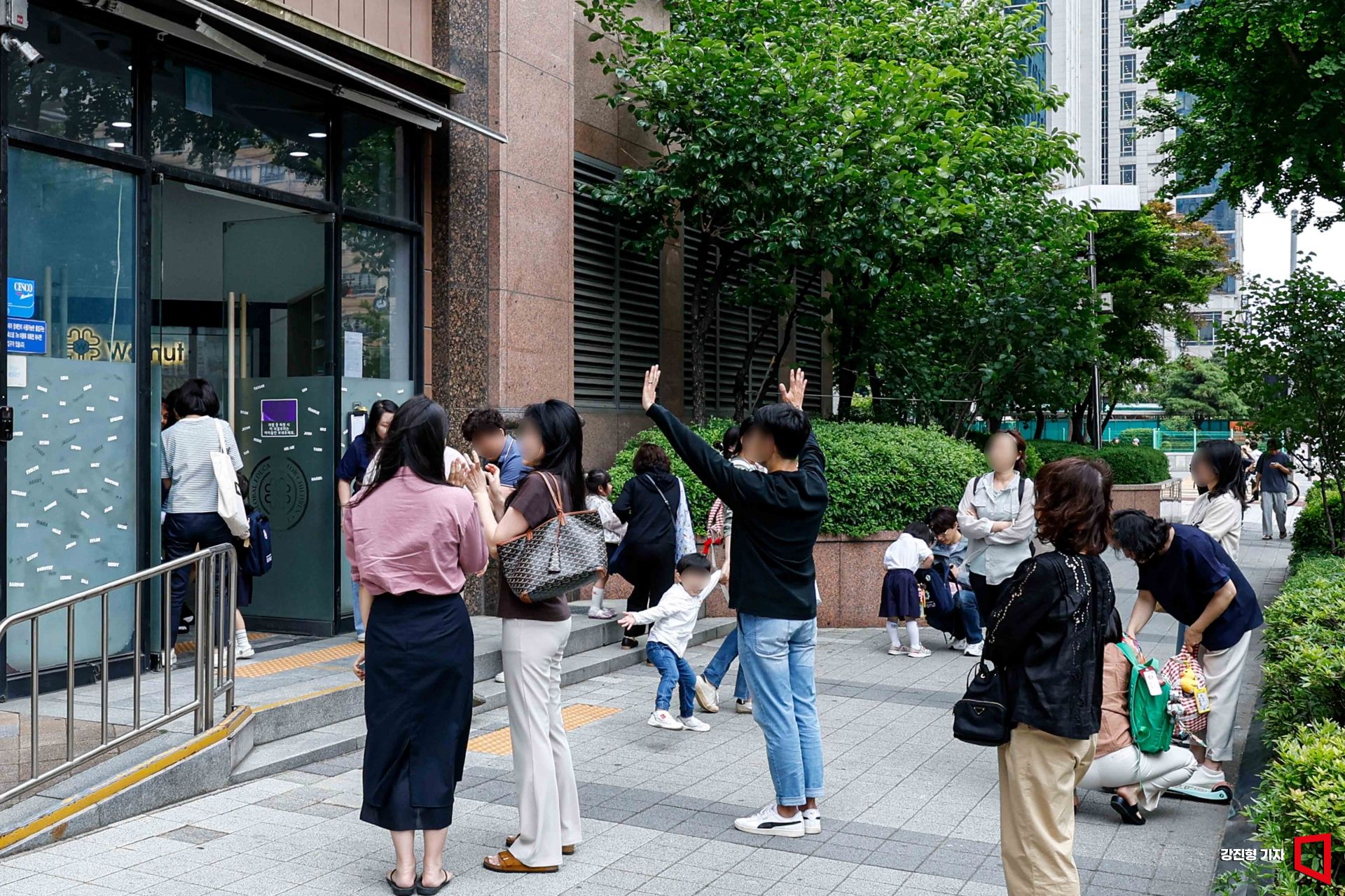 23일 서울 양천구 목동 학원가에 자리한 영어유치원에서 어린이들이 하원을 하고 있다. 강진형 기자
