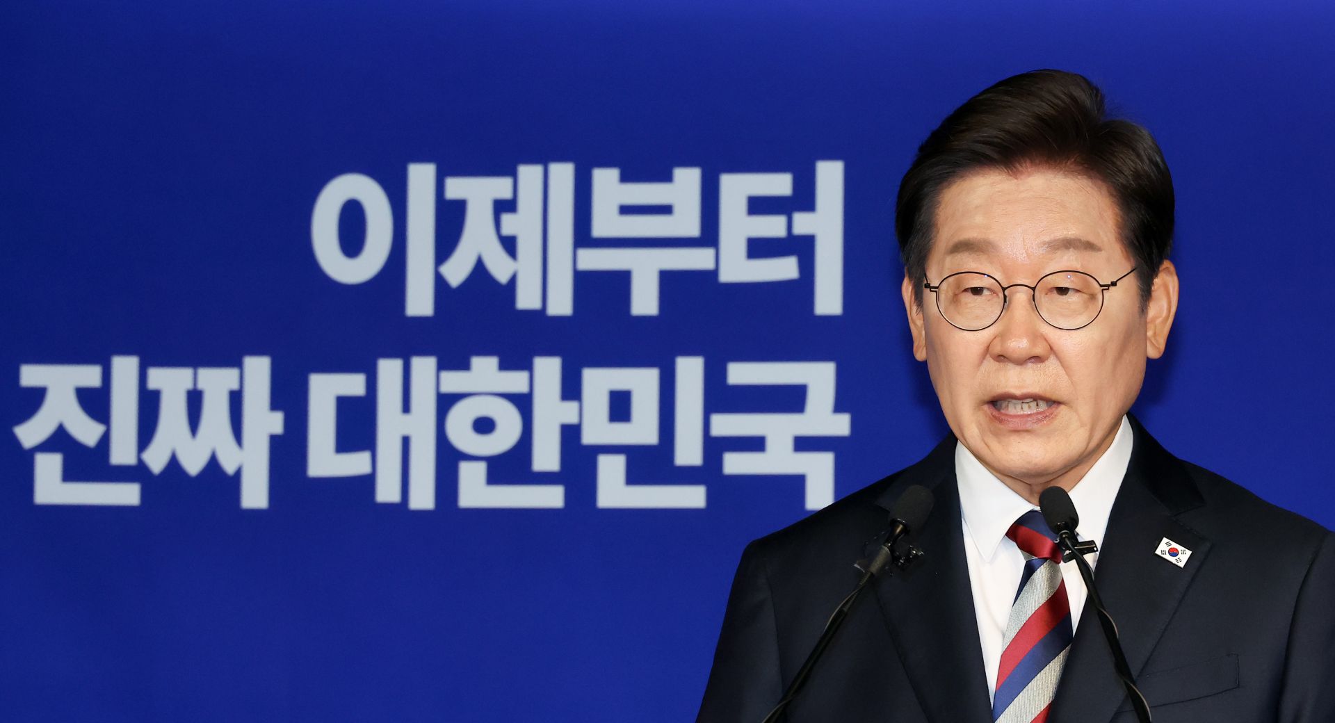 코스피 5000이 대선 공약으로 나온 것은 이번이 처음은 아니다. 과거 이명박 전 대통령은 "임기 5년 중 코스피가 5000까지 가야 정상"이라고 말했다. 이재명 후보 역시 지난 대선에서도 같은 구호를 내걸고 증시 부양을 약속했었다. 단순 계산으로 코스피가 5000이 되려면 현재 대비 100% 이상 상승해야 한다. 역대 정권 중 코스피가 100% 이상 상승한 경우는 16대 노무현 대통령 때가 유일했다.