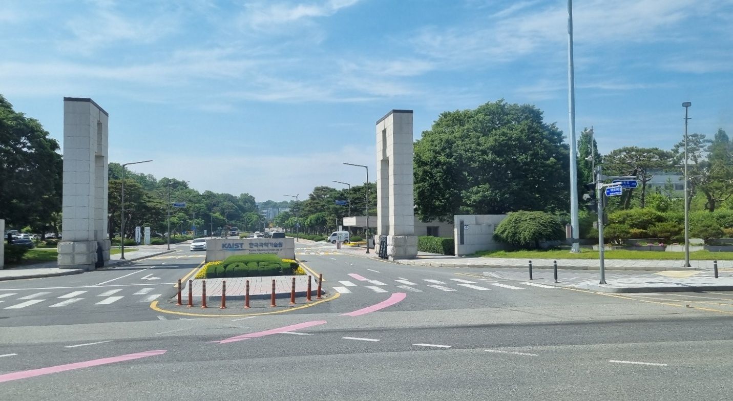 윤석열 전 대통령이 지난해 연구개발 예산 지원을 늘려 달라는 졸업생을 이른바 '입틀막' 퇴장시켜 버린 '트라우마'가 있는 카이스트(KAIST)를 26일 다시 찾아보니, 선거 분위기를 느낄 만한 풍경과는 거리가 있었다.