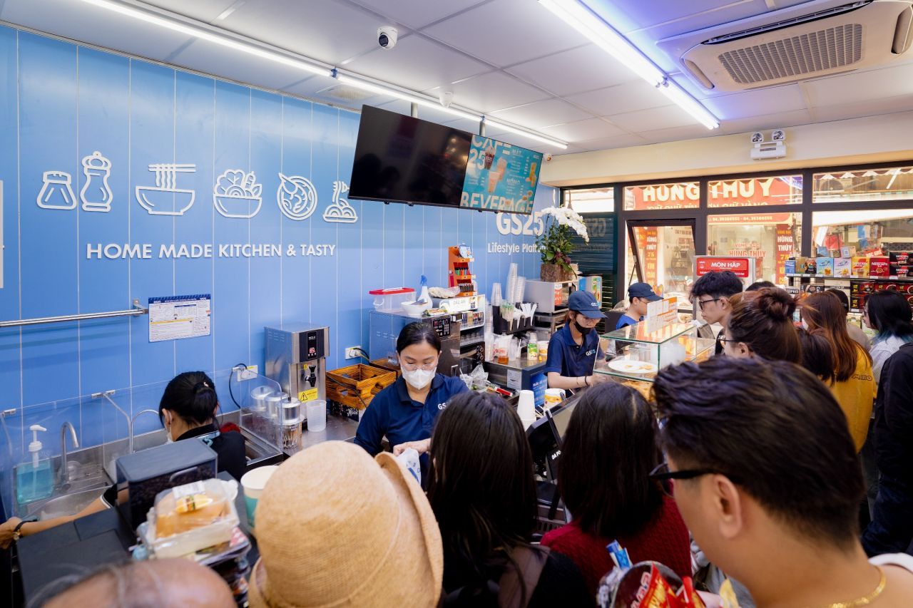 베트남 GS25 매장에서는 떡볶이·즉석 어묵·김밥·도시락 등이 주력 상품이다. 현지화 하지 않은 '매운맛' 제품도 잘 팔린다.