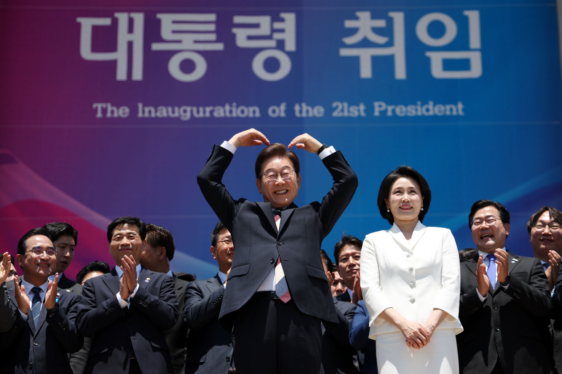 이재명 대통령이 4일 서울 여의도 국회 로텐더홀에서 열린 제21대 대통령 취임선서식을 마치고 잔디광장에 모인 시민들을 향해 하트를 만들어 보이고 있다. 오른쪽은 김혜경 여사. 연합뉴스