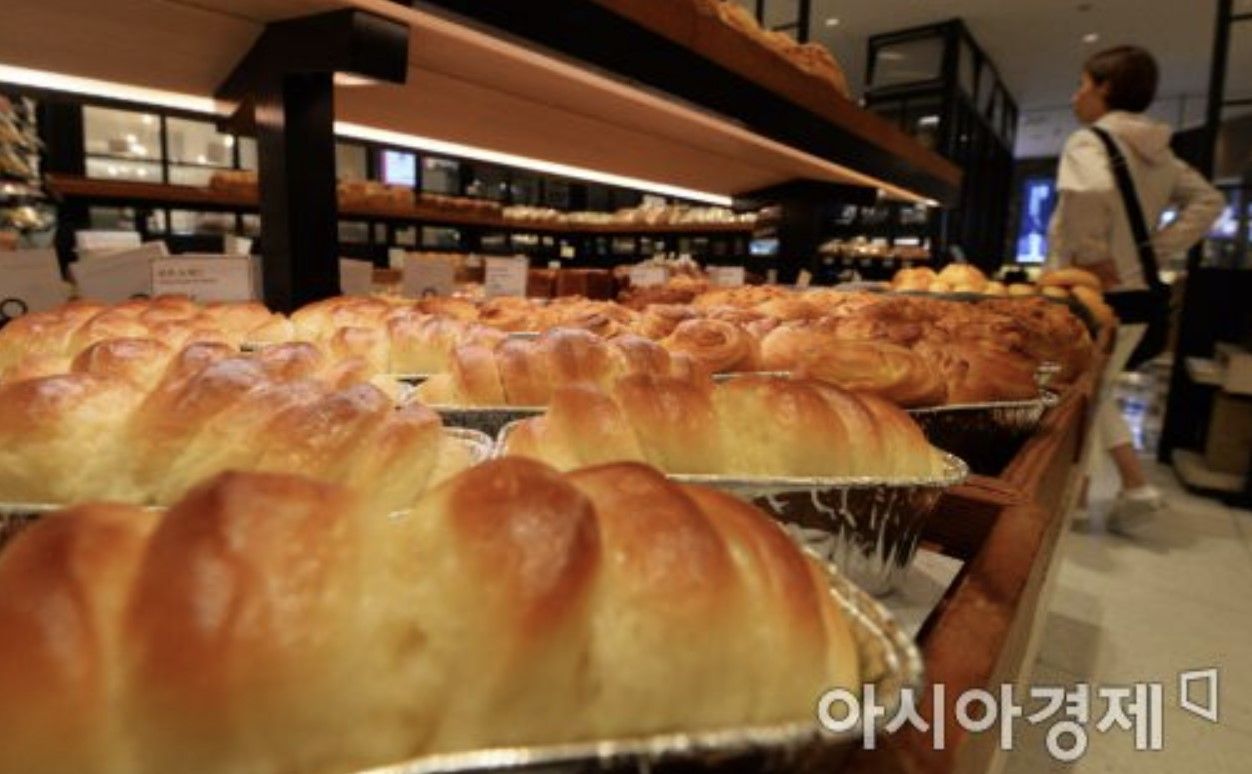 띠부실 담긴 국진이빵 하루 60~70만개 팔려  '핑클빵' '디지몬빵' '케로로빵' 등이 뒤이어2000년대는 베이글이 트렌드 주도 토핑 형태따라 가격 8500원까지 치솟아