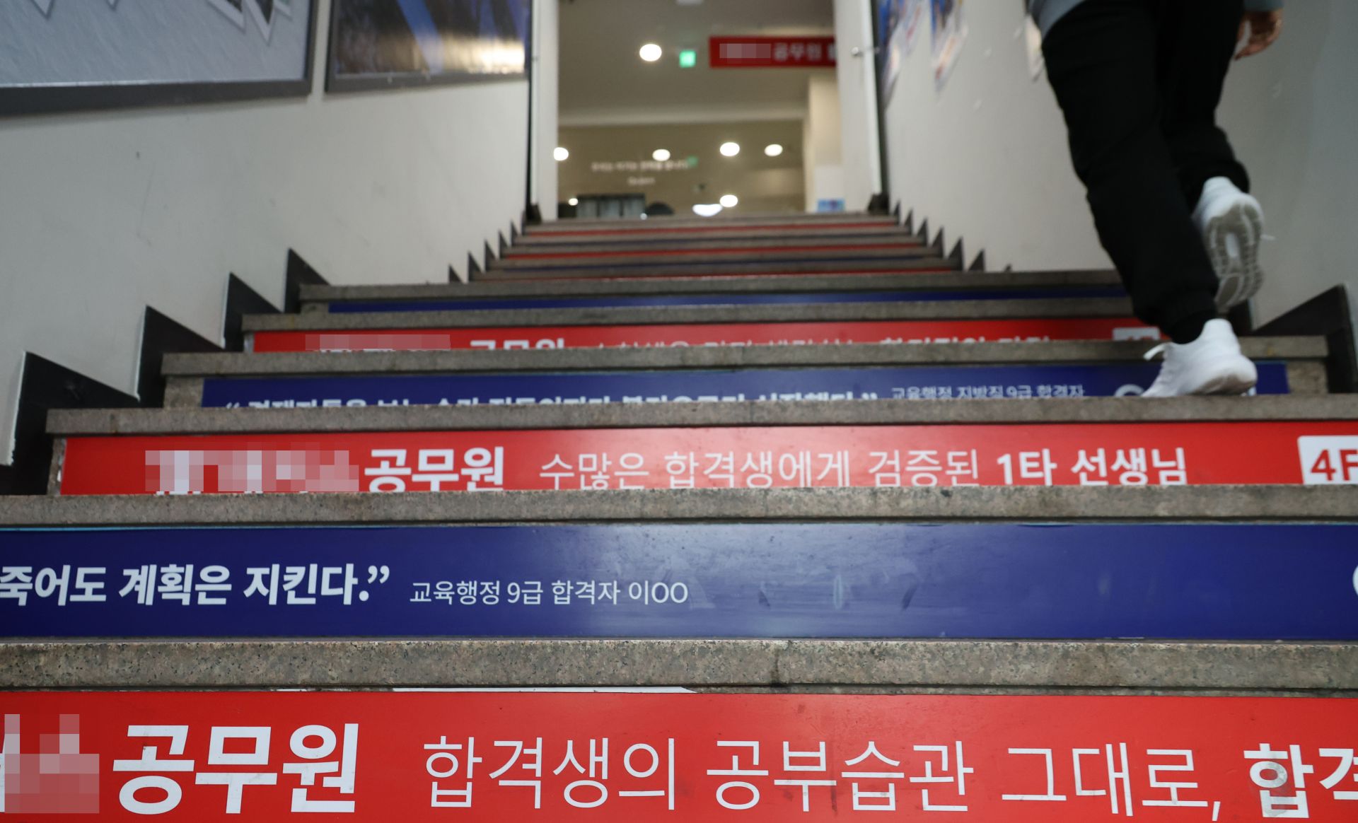 민간 기업 선호, 공무원 기피 확산 낮은 임금·경직된 조직문화 영향 지원자 수 5년 새 최저치 기록 부산 29대 1 vs 충남 5대 1 '극과 극'  시험 제도 변화도 영향 미쳤나