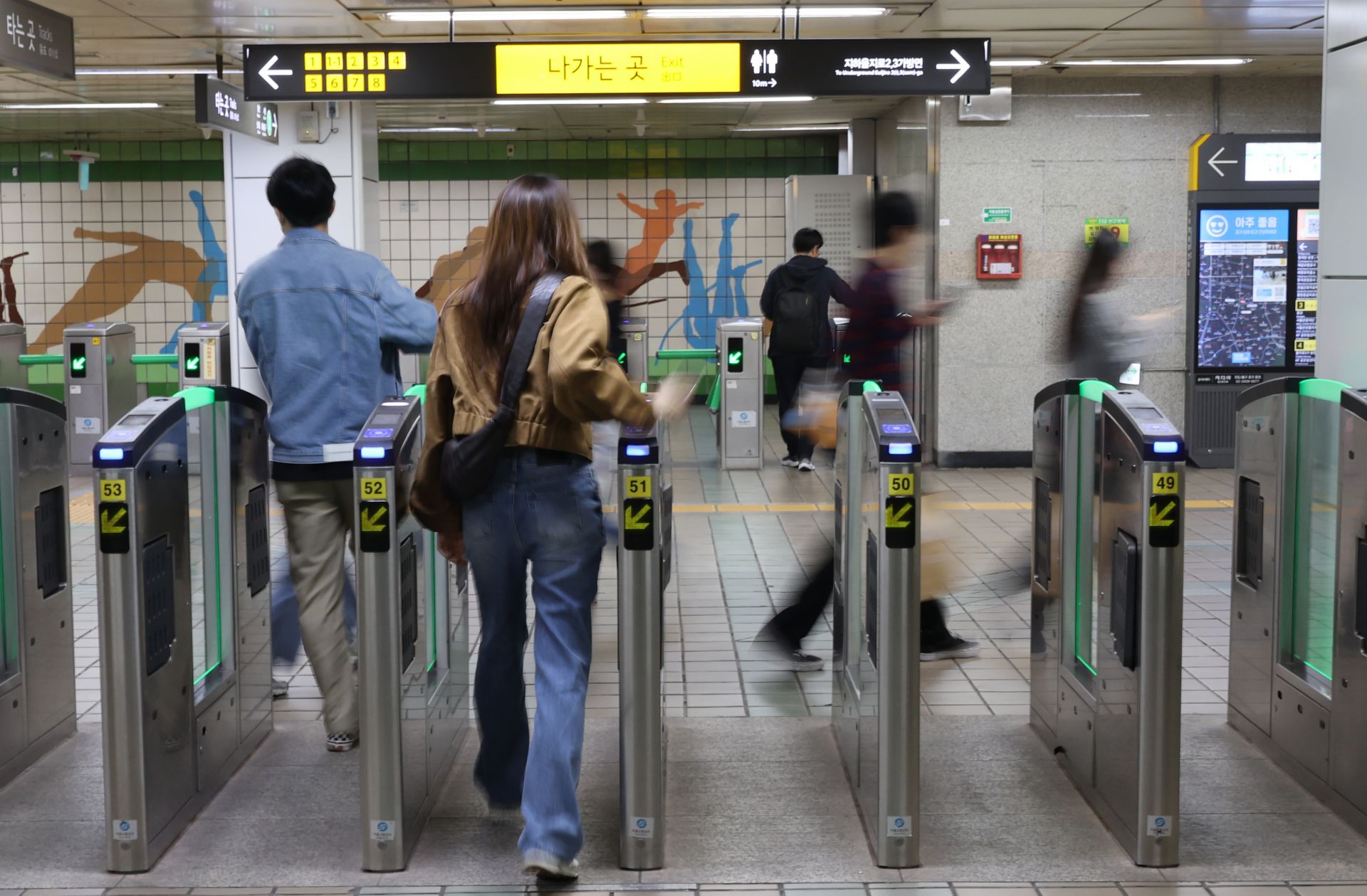 7일부터 지하철 하차시 교통카드를 태그하지 않으면 기본운임이 추가 부과된다. 사진은 서울시내 지하철역 개찰구 모습. 연합뉴스