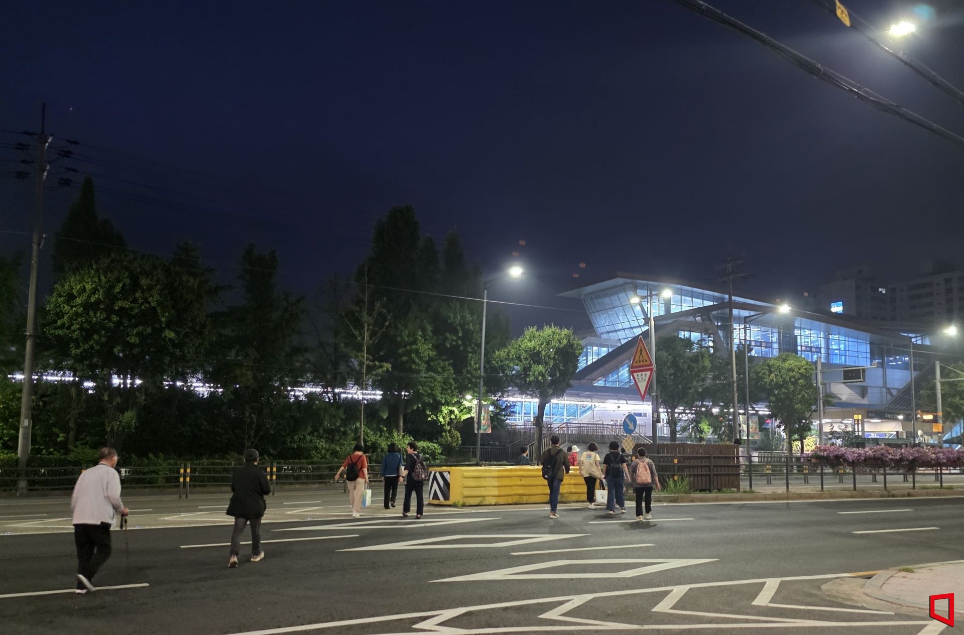 18일 106-1번 버스에서 하차한 승객들이 도봉산역 버스정류장으로 이동하기 위해 무단횡단을 하고 있다. 김영원 기자