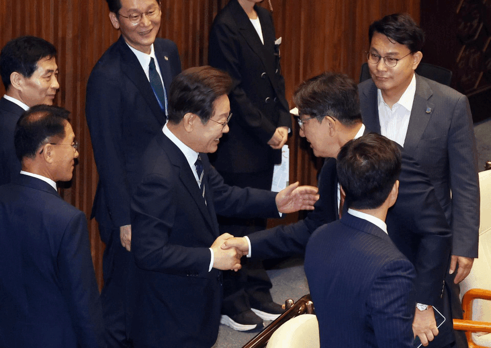 이재명 대통령이 26일 추가경정예산 시정연설을 마친 뒤 국회 본회의장에서 국민의힘 권성동 의원과 인사하고 있다.