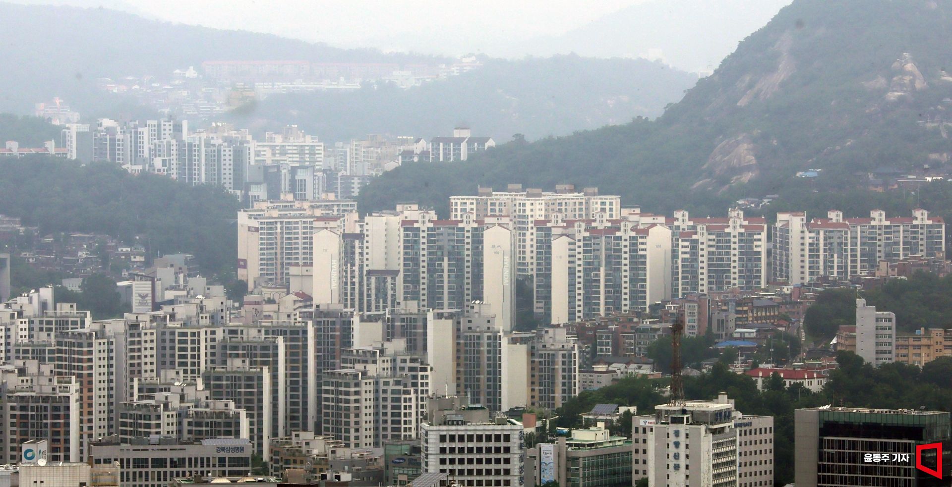 "여긴 대출을 많이 받지 않는 곳이라 대출규제에 큰 영향 없어요. 주말에도 집 보러 온다는 사람들이 많아요." (은평구 응암동 B공인 관계자) 