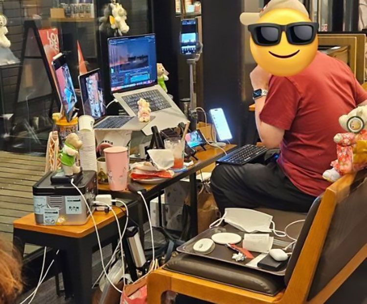 일본의 스타벅스에서 한 남성 손님이 매장 출입문 부근 한쪽에 테이블 하나를 차지한 채 여러 대의 노트북과 태블릿PC, 휴대폰을 거치해 두고 마치 작업실처럼 사용하고 있다. 엑스 캡처.
