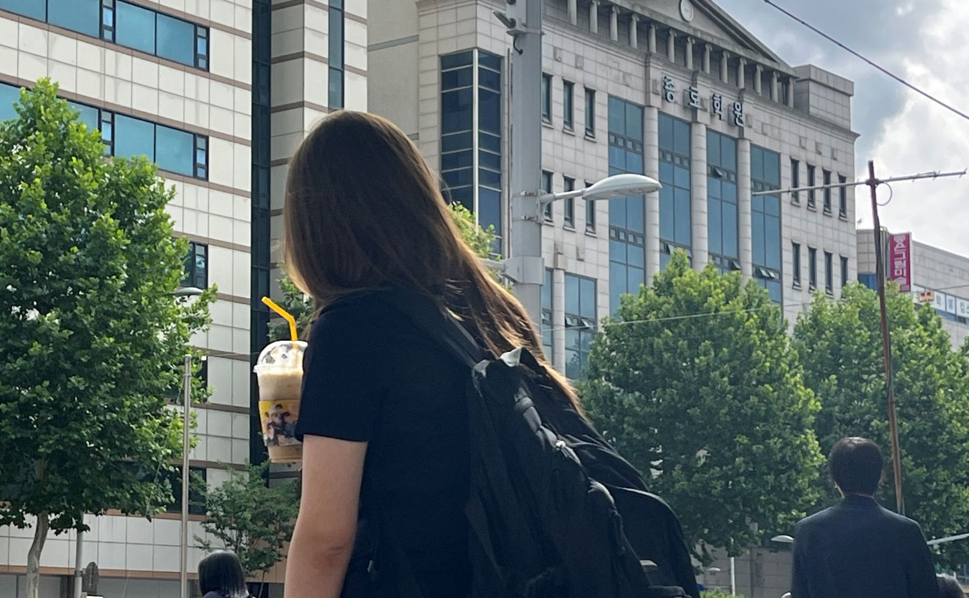 서울 양천구 목동 한 입시학원 앞 횡단보도 앞에서 커피를 든 학생이 신호를 기다리고 있다. 광명시는 "목동7단지 종로학원까지 간다"는 문구를 전면에 내걸었다. 교통이 편리해졌으니 목동으로 이사 가지 않아도 학군지를 공유할 수 있다는 것을 강조한 것이다. 연합뉴스