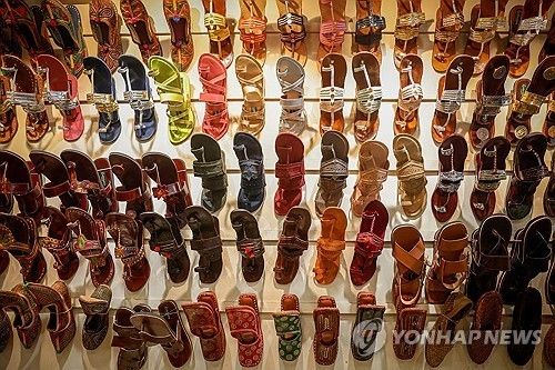 프라다가 공개한 신상 샌들은 엄지발가락이 분리되고 땋은 가죽 패턴의 디자인이 인도 마하라슈트라주에서 제작되는 전통 샌들 콜라푸리 차팔과 유사하다는 지적이 제기됐다.