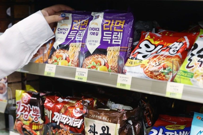 CU에서는 2021년 4월에 출시된 '득템라면'이 대표적입니다.