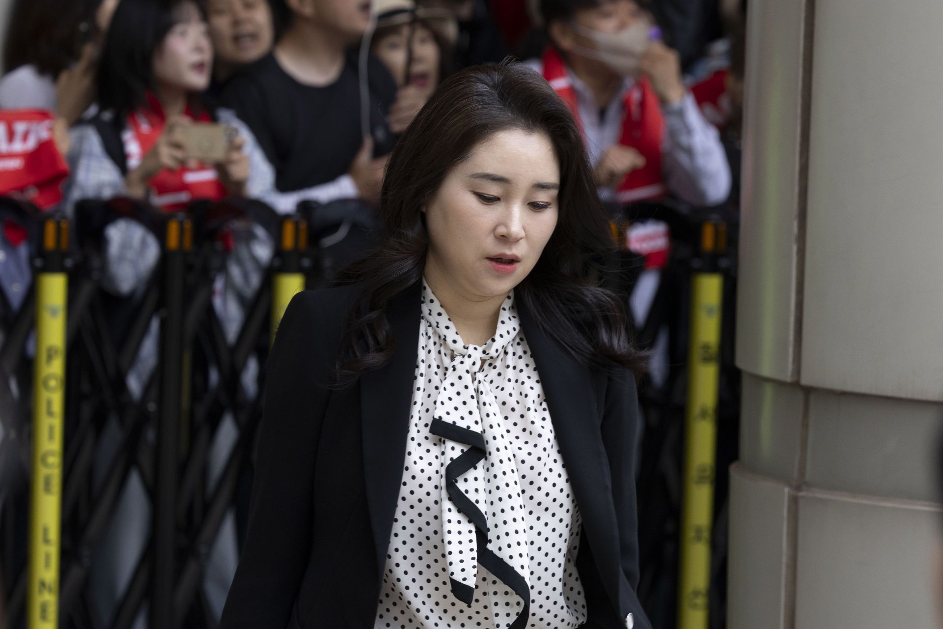 김 변호사는 지난 11일 페이스북에 "대통령께서 현금을 들고 다니실 리 만무하기에 창졸지간에 돈 한 푼 없이 들어가셔서 아무것도 못 사고 계셨다"고 적었다.