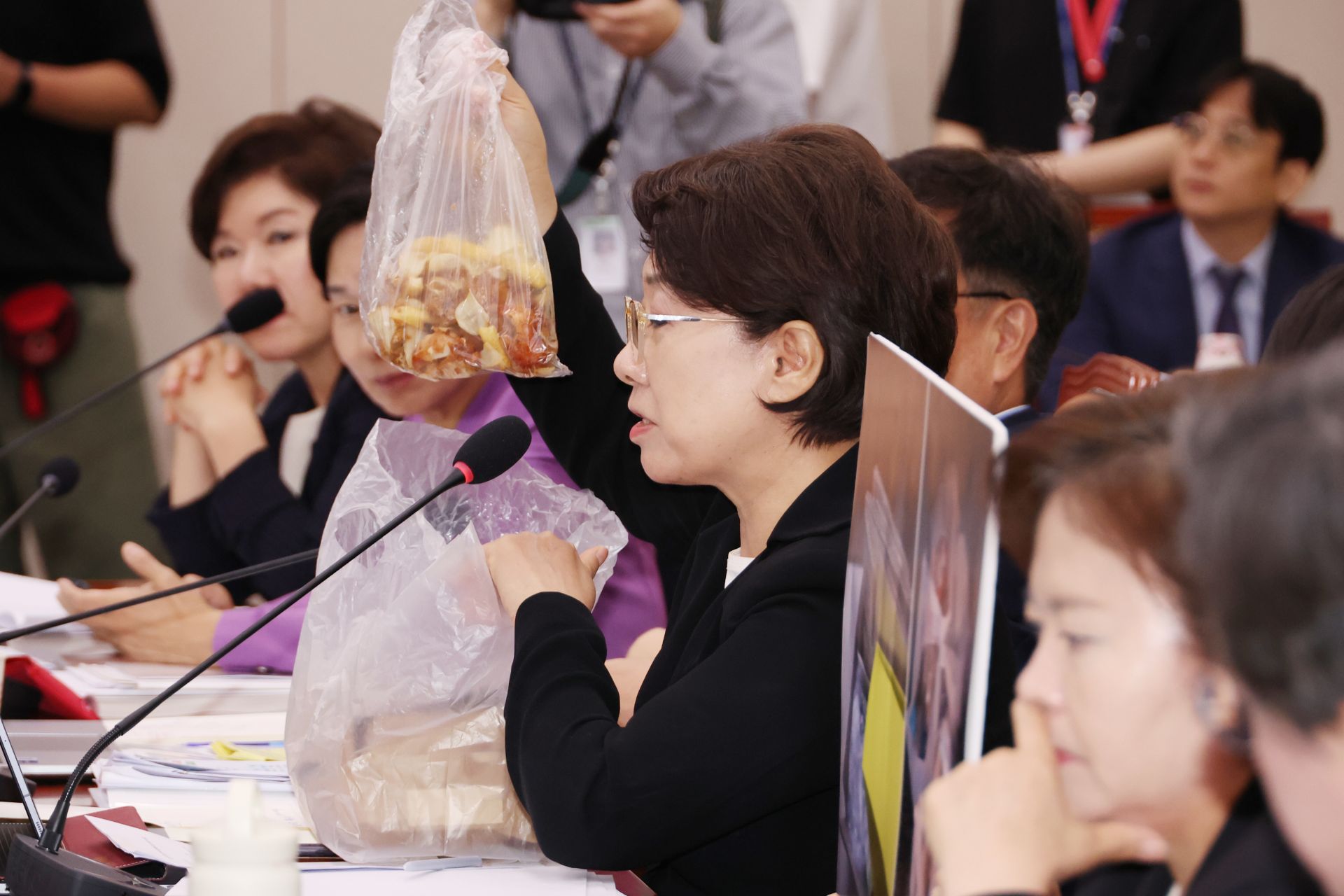 국민의힘 이달희 의원이 14일 국회 여성가족위원회에서 열린 강선우 여성가족부 장관에 대한 인사청문회에서 음식물 쓰레기를 들어보이며 갑질 의혹 관련해 질문하고 있다. 2025.7.14  연합뉴스