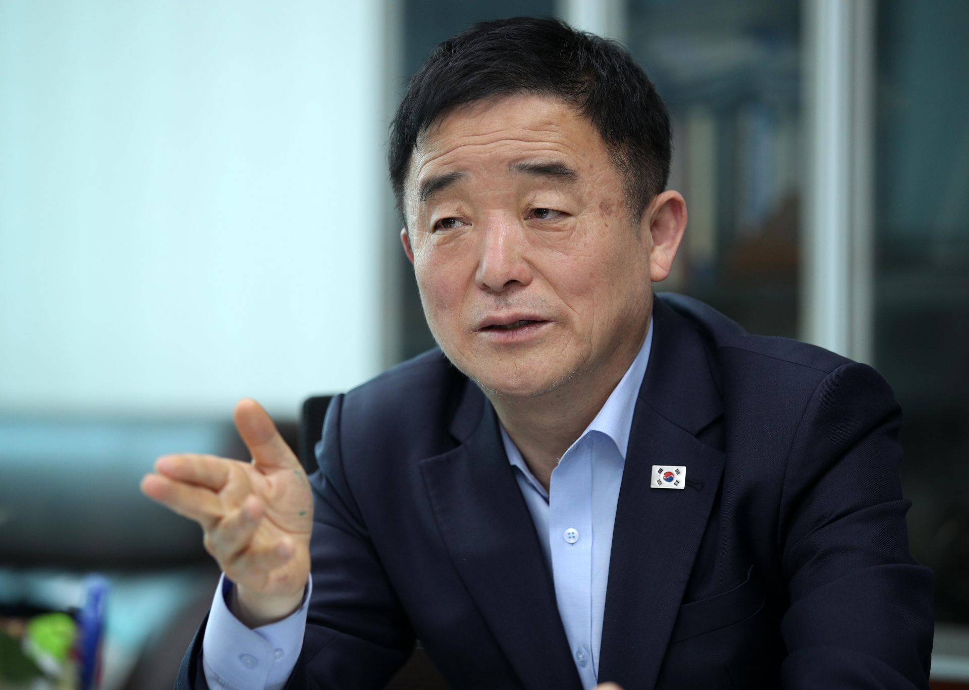강득구 의원은 "윤석열이 지금 누리고 있는 3평의 독방, 단독 운동시간 보장, 선풍기 등은 지나칠 정도로 관대한 봐주기 처우"라고 비판했다.