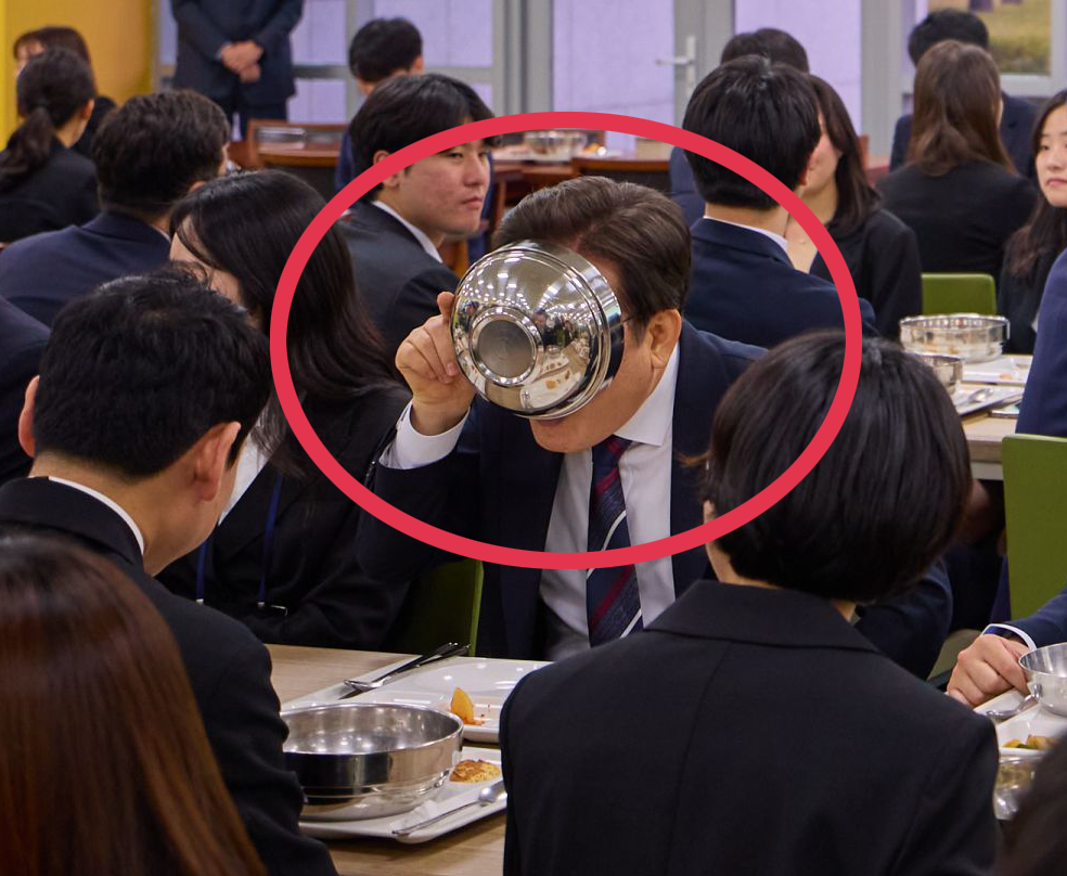대통령실이 15일 배포한 사진 속 이 대통령은 구내식당에서