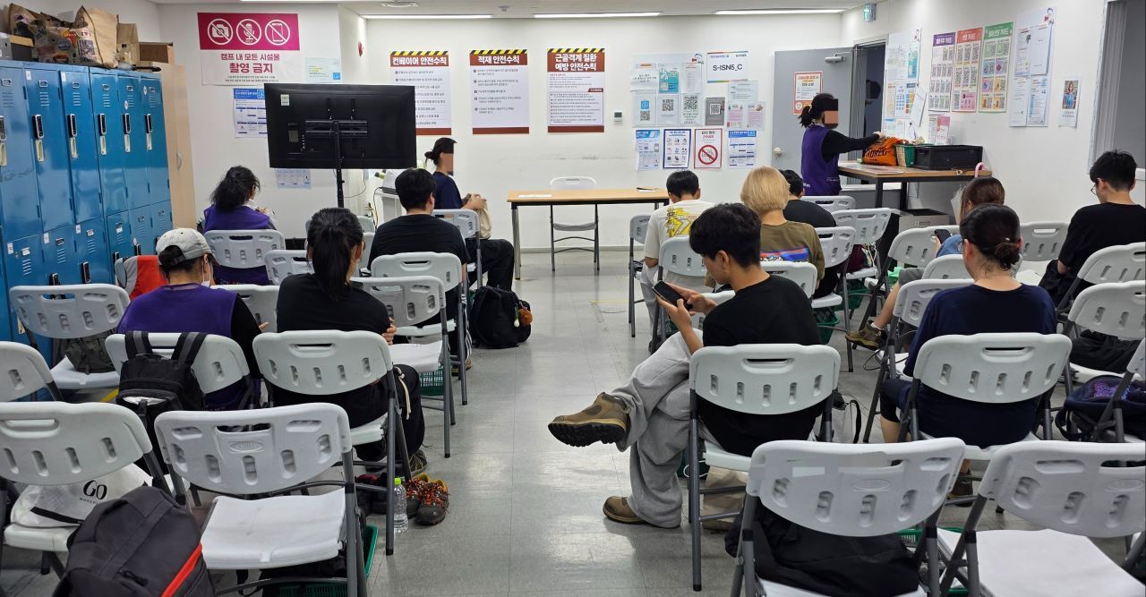 센터에는 "포도당과 물을 충분히 섭취하라"라는 안내문이 붙어 있었고.