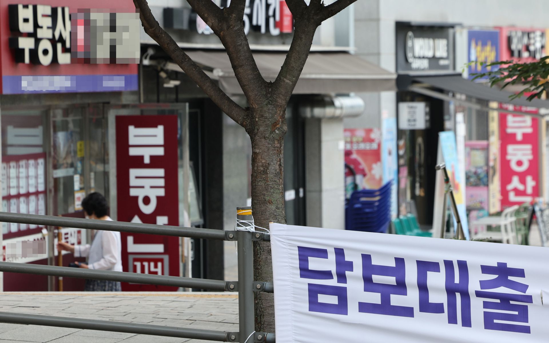 빡빡해진 대출 조건에 내 집 마련을 위한 청약전략도 다시 짜야 할 처지에 놓였다. 수도권과 규제지역에서 주담대가 최대 6억원으로 제한됐다. 다주택자는 아예 집 담보 대출이 안 나온다. 주택 보유자가 주택대출을 받으려면 기존 집을 6개월 안에 처분하고 새 집에 전입해야 한다.