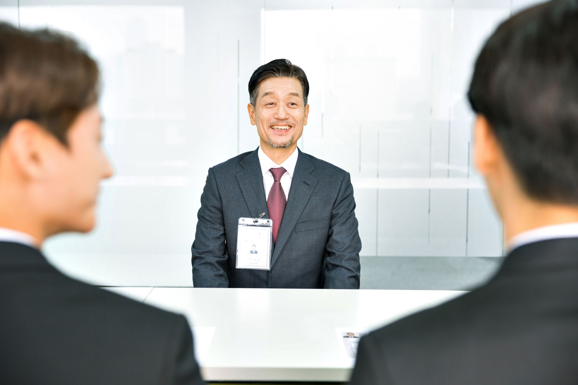 또 임금 근로 기간을 최대한 확대할 수 있도록 고용 정책도 유연하게 가져갈 필요가 있다고 지적한다. 은퇴 이후 재고용이 어렵고, 자영업의 '계속 근로 가능성'이 더 크기 때문에 자영업을 선택하고 있어서다. 여기서 중요한 부분은 '고용 연장'이 아니라 '고용 재계약'이다. 정부가 법정 정년을 65세로 연장할 경우 청년 신규 채용이 감소하는 역효과가 나타날 수 있어서다.